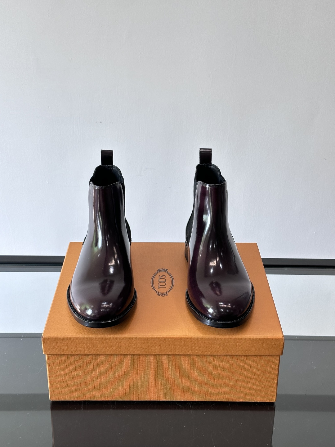 Tods男士马丁靴冬季男短靴！设计穿脱无忧！本款靴子以小牛皮制成是意大利进口皮胚弹性十足不易变形！点缀T