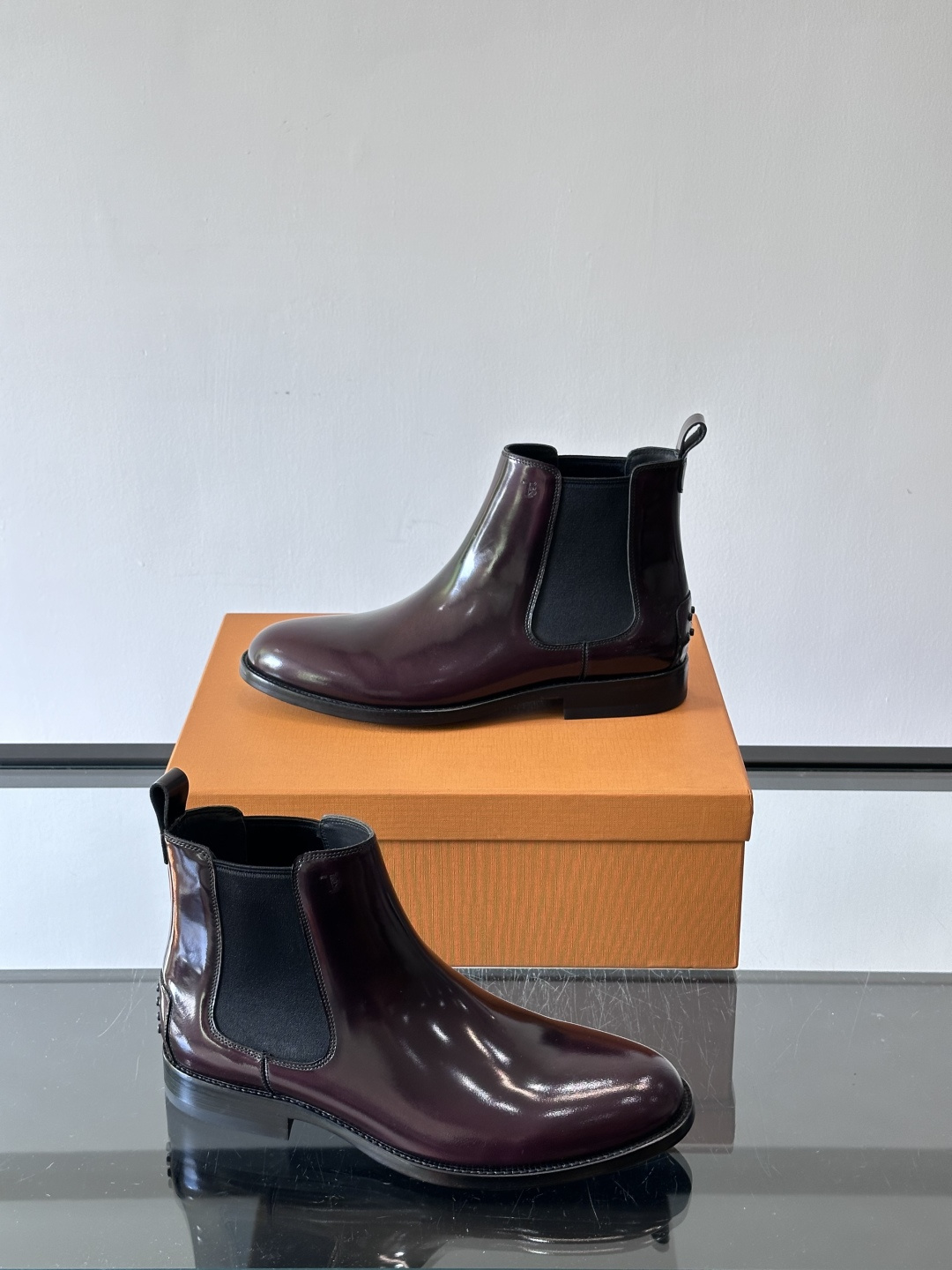 Tods男士马丁靴冬季男短靴！设计穿脱无忧！本款靴子以小牛皮制成是意大利进口皮胚弹性十足不易变形！点缀T