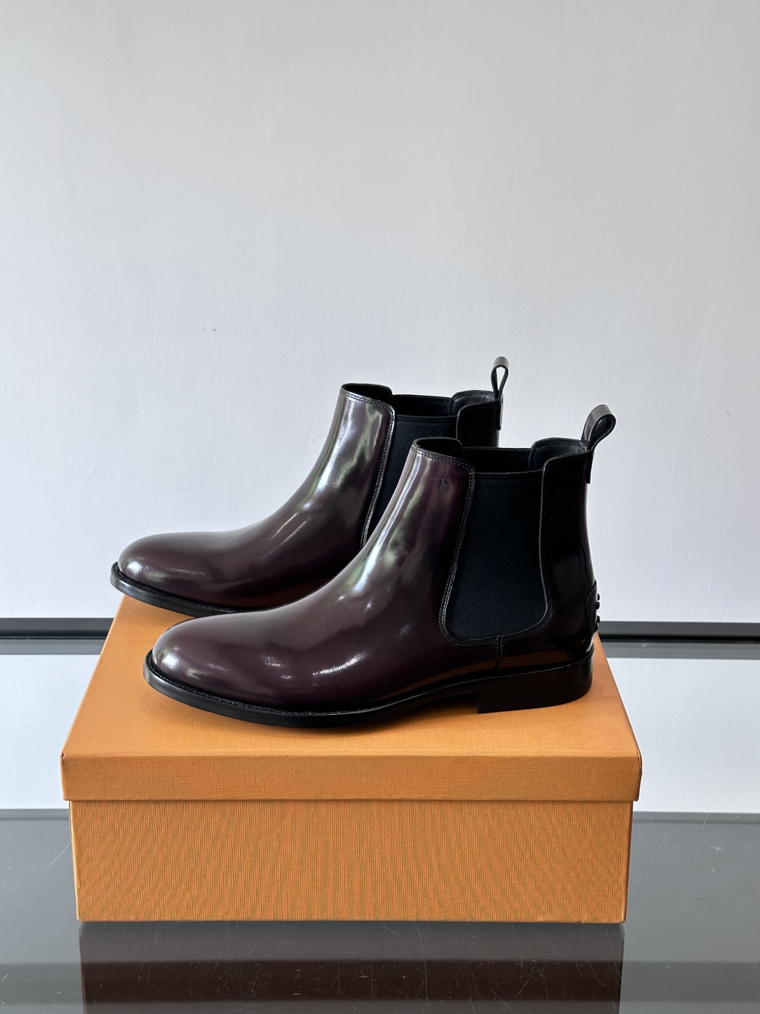 Tods男士马丁靴冬季男短靴！设计穿脱无忧！本款靴子以小牛皮制成是意大利进口皮胚弹性十足不易变形！点缀T