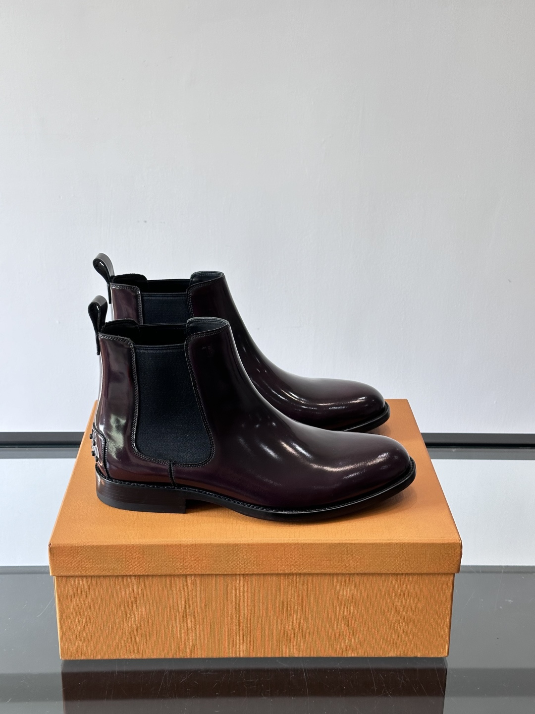 Tods男士马丁靴冬季男短靴！设计穿脱无忧！本款靴子以小牛皮制成是意大利进口皮胚弹性十足不易变形！点缀T