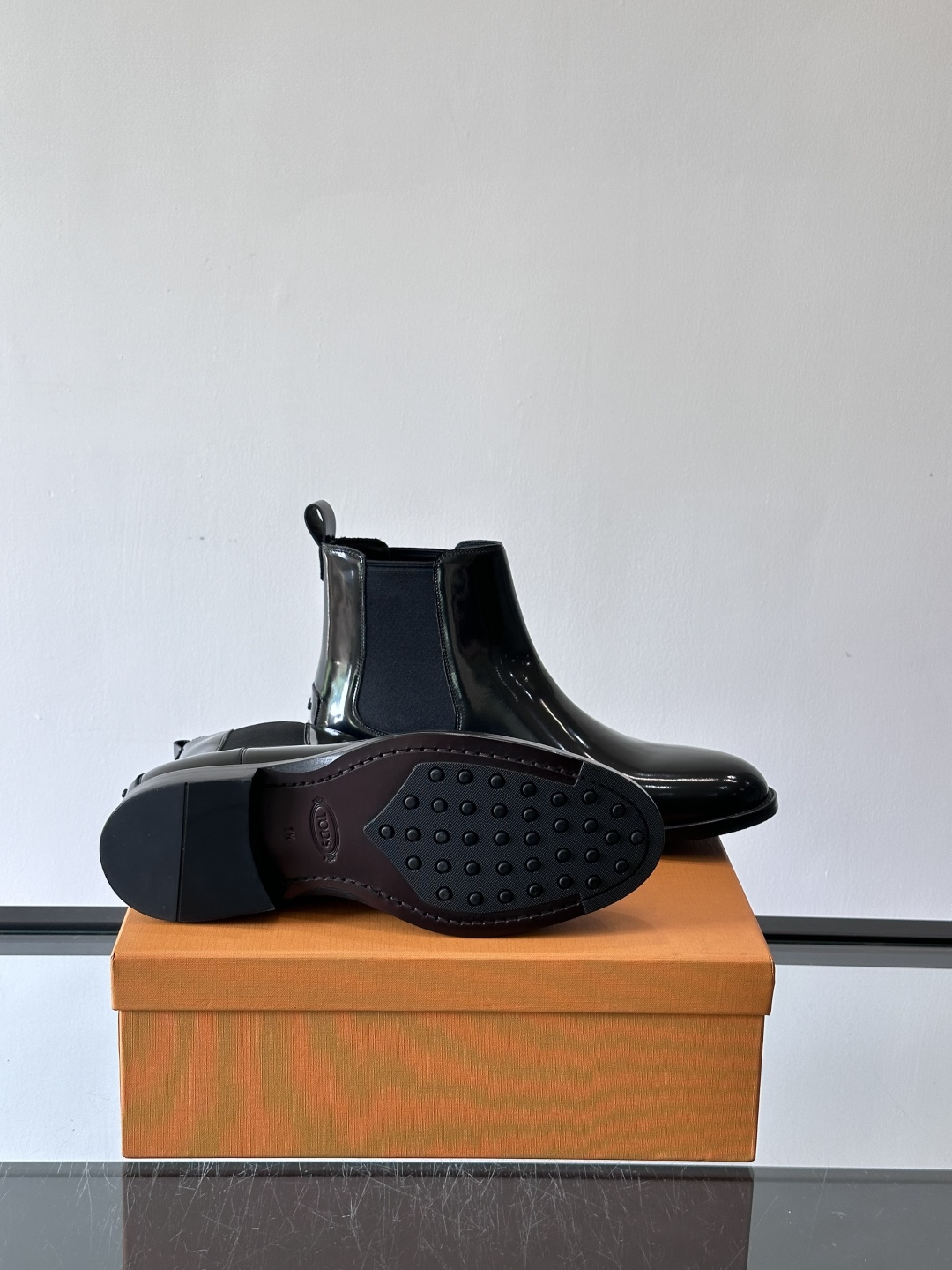 Tods男士马丁靴冬季男短靴！设计穿脱无忧！本款靴子以小牛皮制成是意大利进口皮胚弹性十足不易变形！点缀T