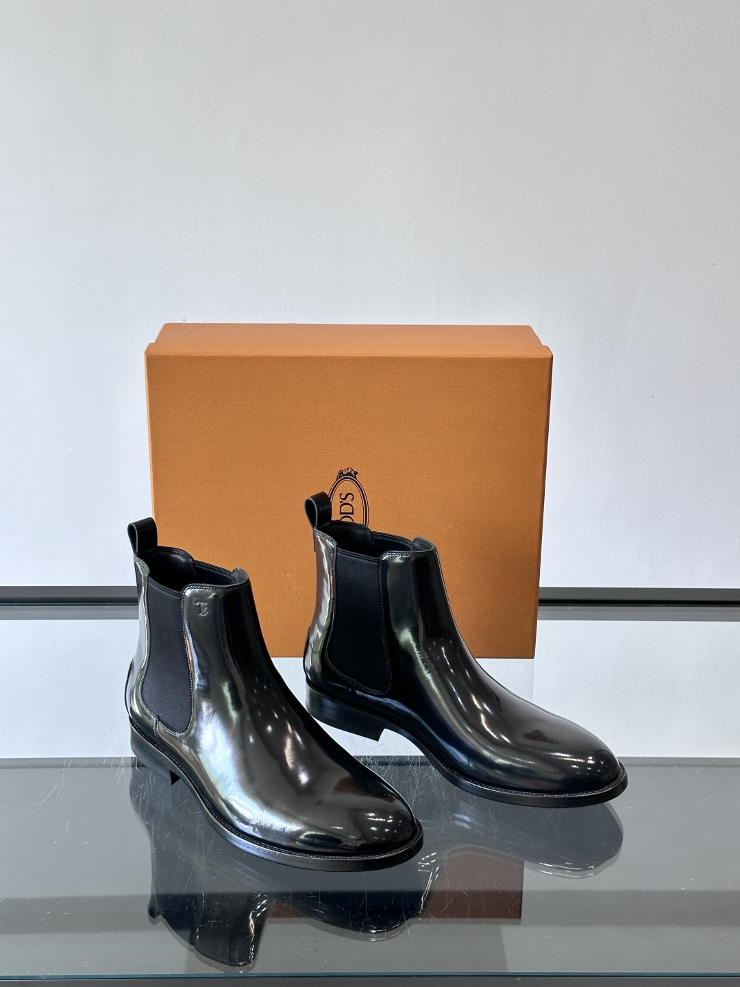 Tods男士马丁靴冬季男短靴！设计穿脱无忧！本款靴子以小牛皮制成是意大利进口皮胚弹性十足不易变形！点缀T