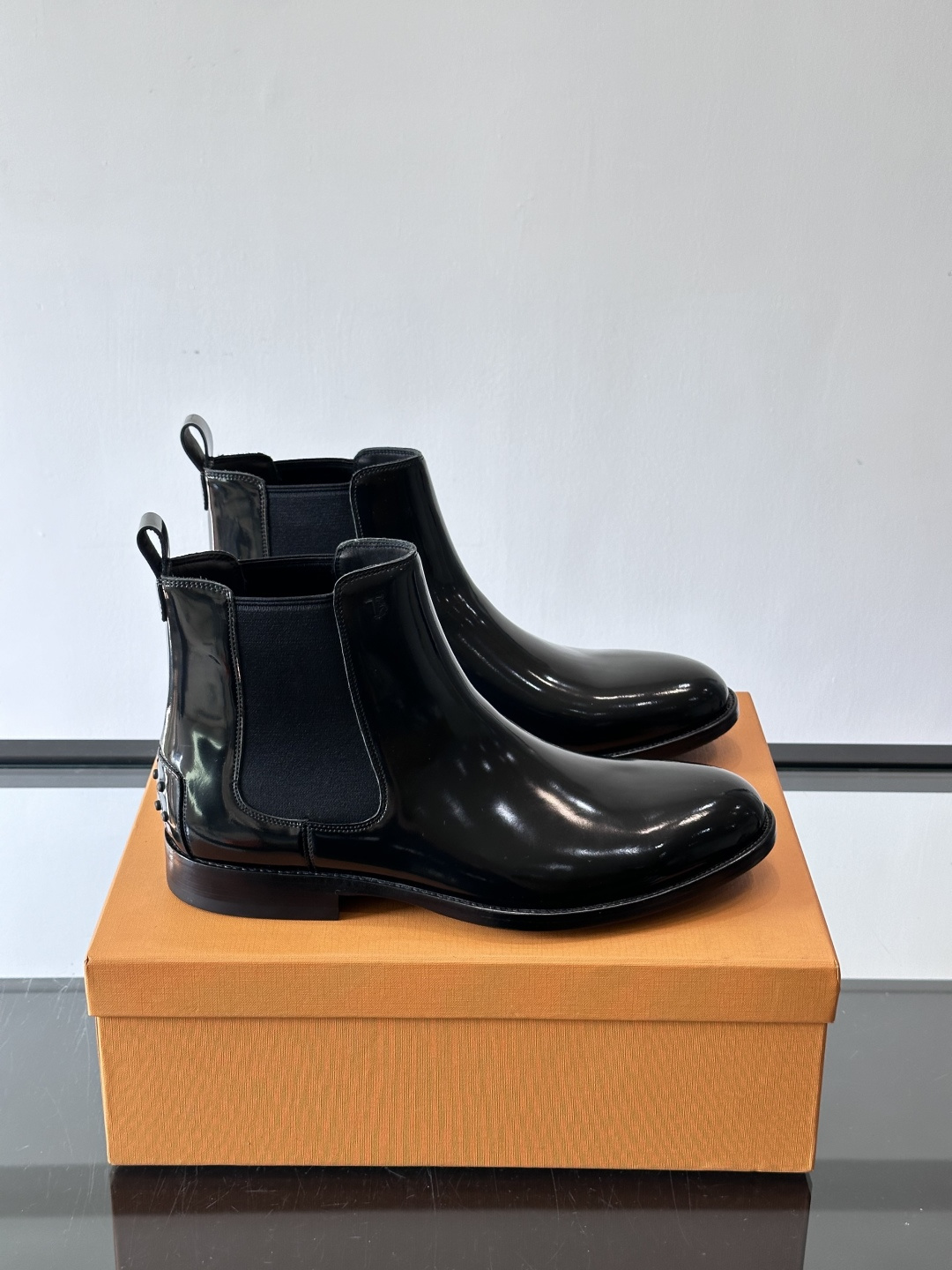 Tods男士马丁靴冬季男短靴！设计穿脱无忧！本款靴子以小牛皮制成是意大利进口皮胚弹性十足不易变形！点缀T