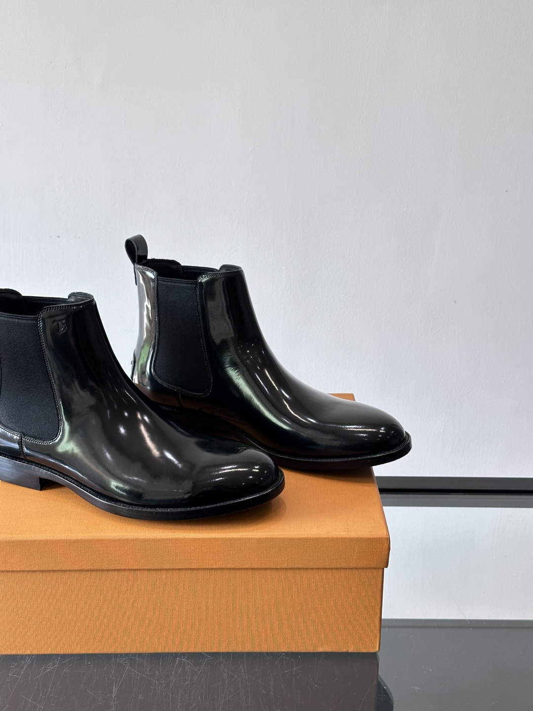 Tods男士马丁靴冬季男短靴！设计穿脱无忧！本款靴子以小牛皮制成是意大利进口皮胚弹性十足不易变形！点缀T