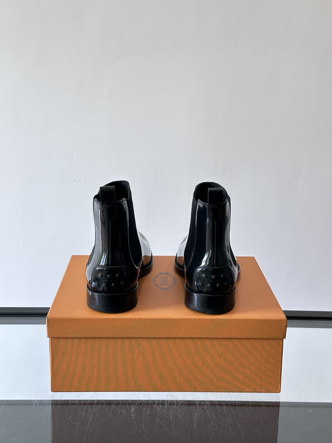 Tods男士马丁靴冬季男短靴！设计穿脱无忧！本款靴子以小牛皮制成是意大利进口皮胚弹性十足不易变形！点缀T