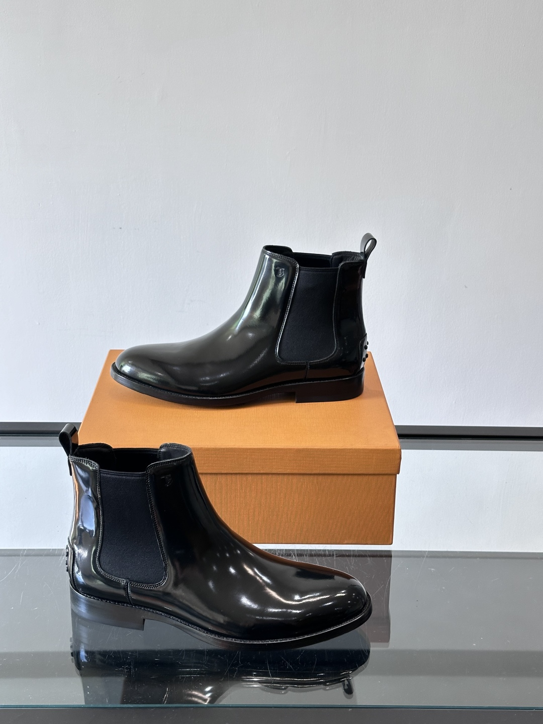 Tods男士马丁靴冬季男短靴！设计穿脱无忧！本款靴子以小牛皮制成是意大利进口皮胚弹性十足不易变形！点缀T