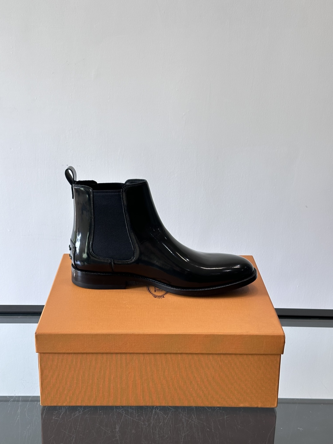 Tods男士马丁靴冬季男短靴！设计穿脱无忧！本款靴子以小牛皮制成是意大利进口皮胚弹性十足不易变形！点缀T