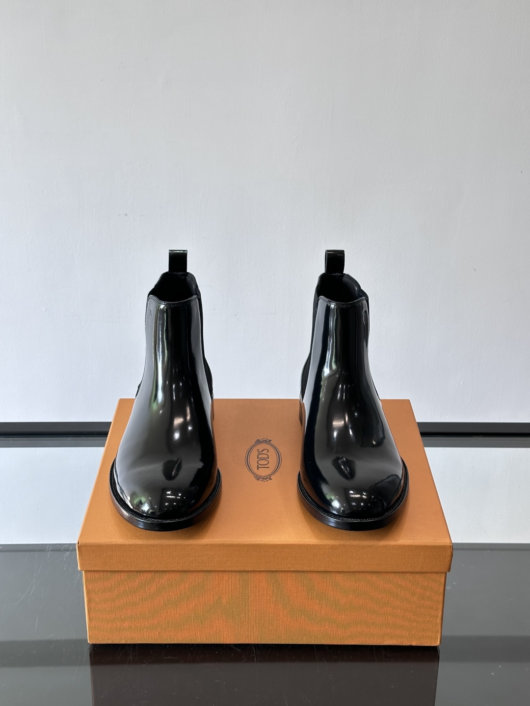 Tods男士马丁靴冬季男短靴！设计穿脱无忧！本款靴子以小牛皮制成是意大利进口皮胚弹性十足不易变形！点缀T