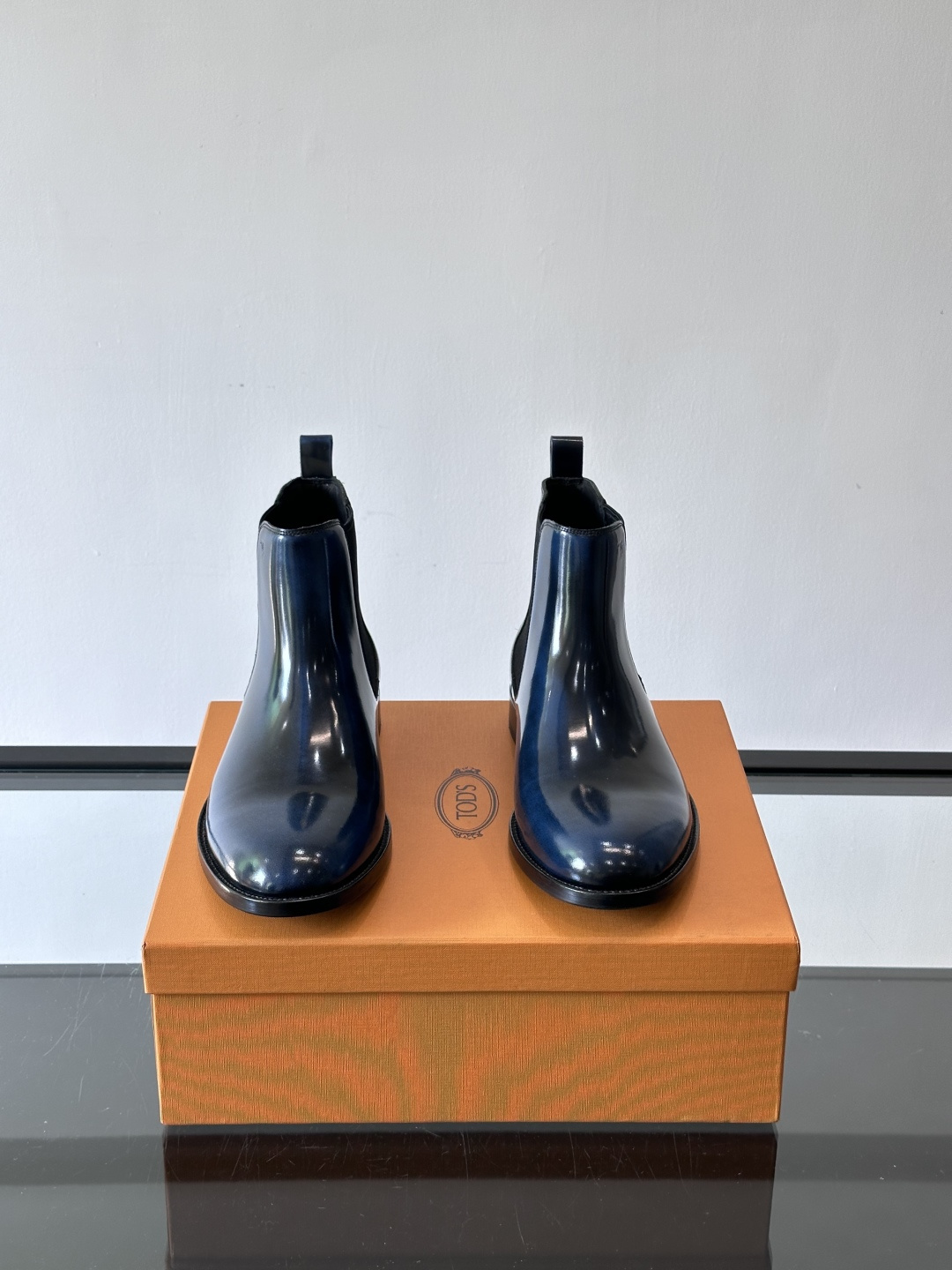 Tods男士马丁靴冬季男短靴！设计穿脱无忧！本款靴子以小牛皮制成是意大利进口皮胚弹性十足不易变形！点缀T