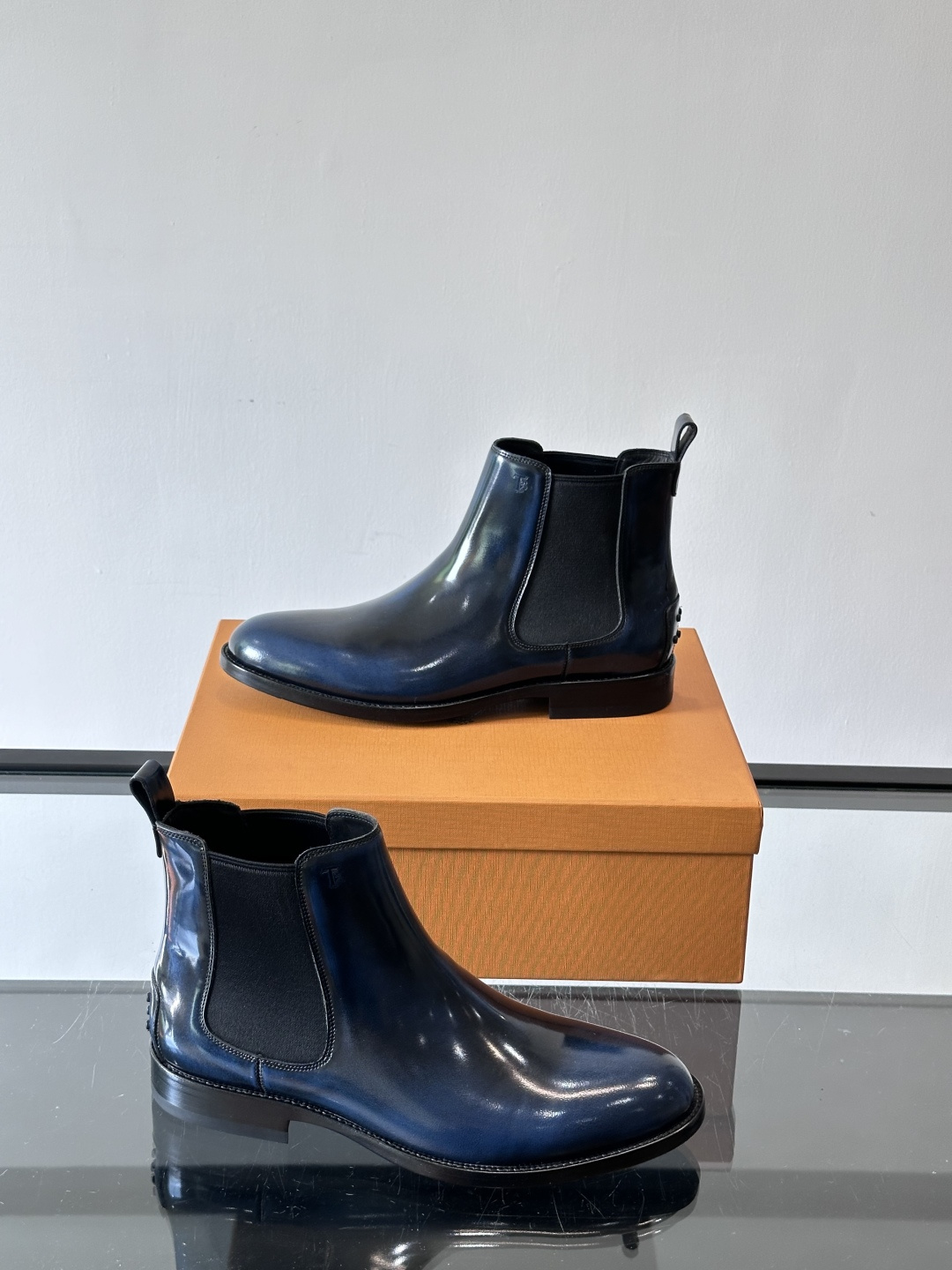 Tods男士马丁靴冬季男短靴！设计穿脱无忧！本款靴子以小牛皮制成是意大利进口皮胚弹性十足不易变形！点缀T