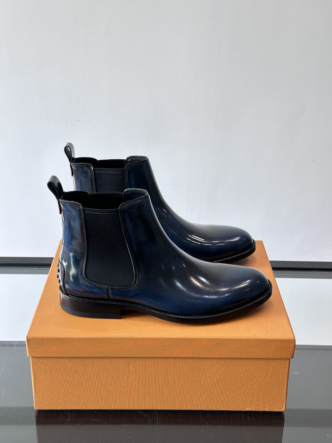 Tods男士马丁靴冬季男短靴！设计穿脱无忧！本款靴子以小牛皮制成是意大利进口皮胚弹性十足不易变形！点缀T