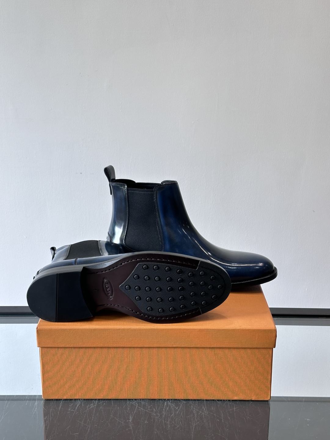 Tods男士马丁靴冬季男短靴！设计穿脱无忧！本款靴子以小牛皮制成是意大利进口皮胚弹性十足不易变形！点缀T