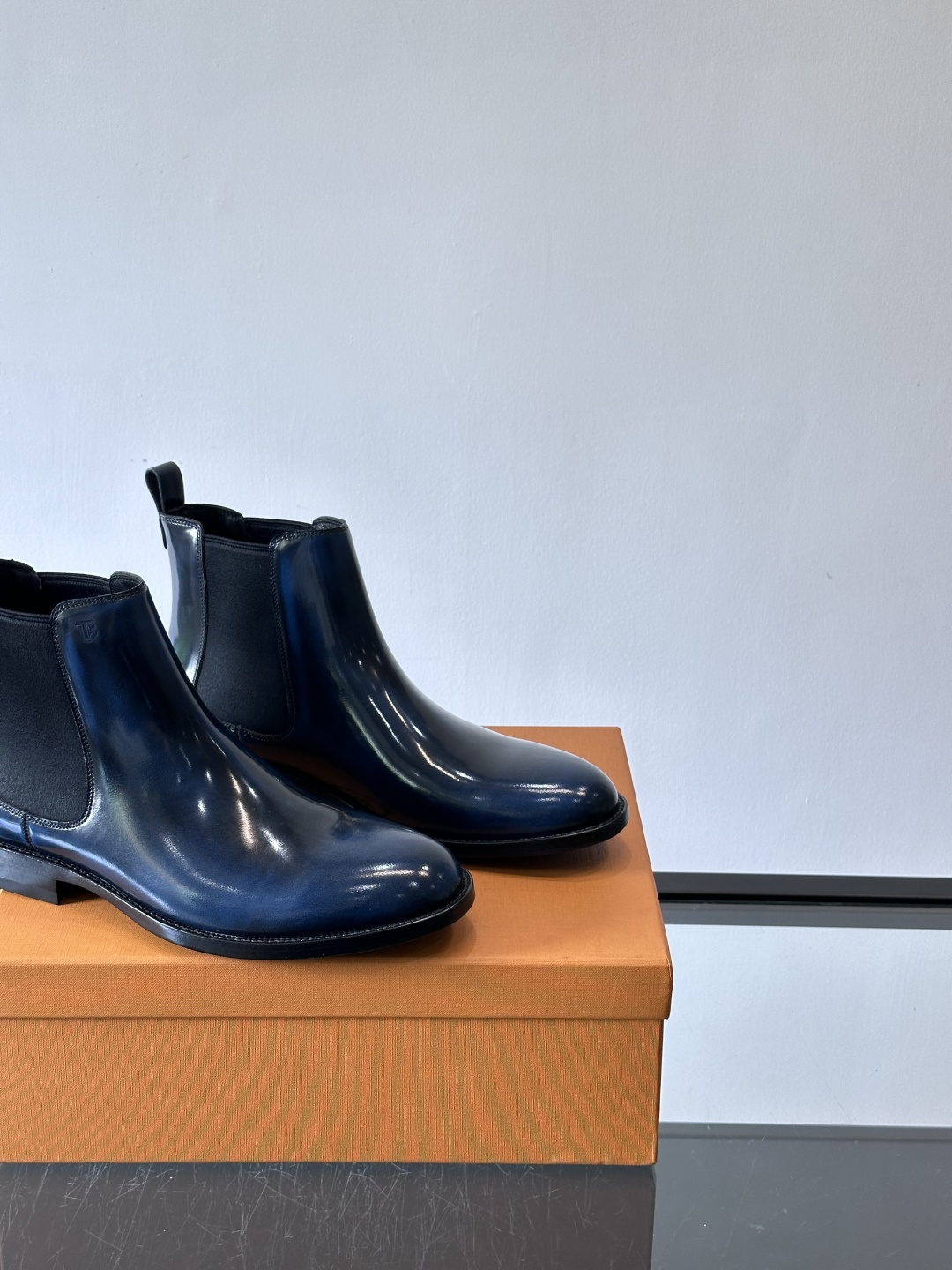 Tods男士马丁靴冬季男短靴！设计穿脱无忧！本款靴子以小牛皮制成是意大利进口皮胚弹性十足不易变形！点缀T