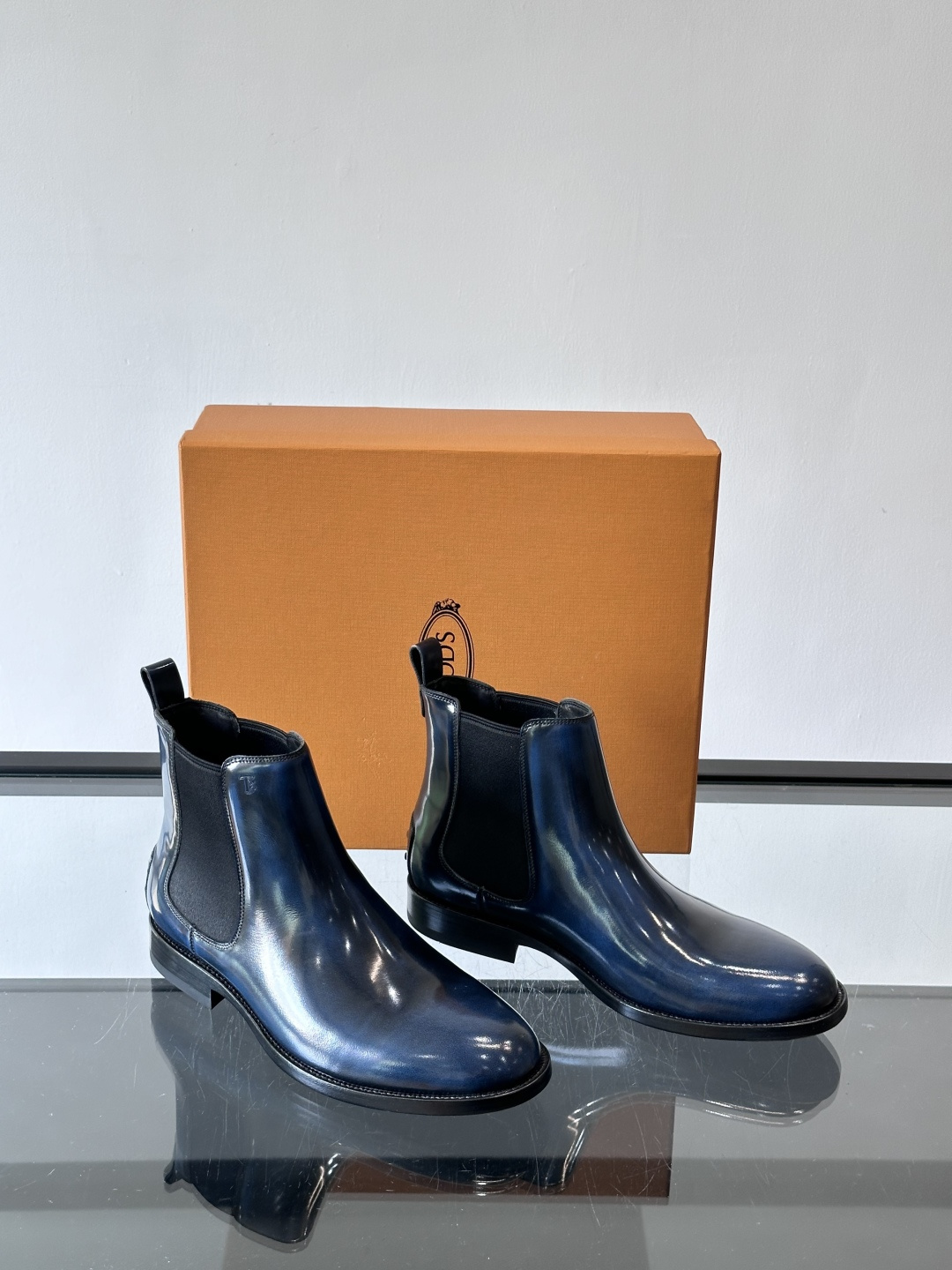 Tods男士马丁靴冬季男短靴！设计穿脱无忧！本款靴子以小牛皮制成是意大利进口皮胚弹性十足不易变形！点缀T