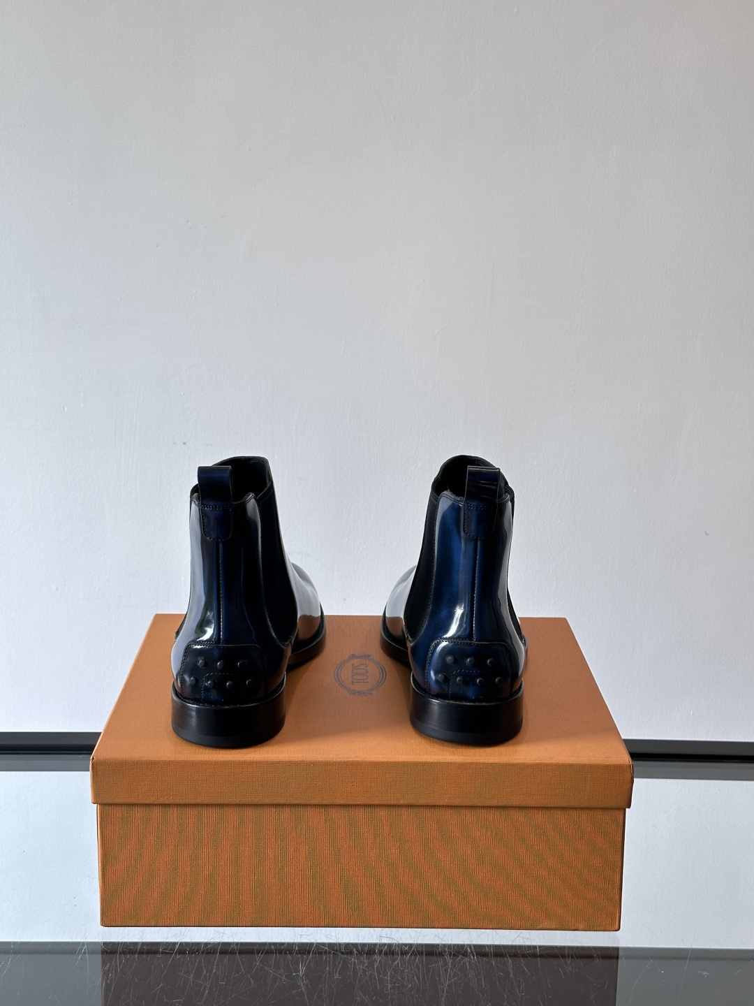 Tods男士马丁靴冬季男短靴！设计穿脱无忧！本款靴子以小牛皮制成是意大利进口皮胚弹性十足不易变形！点缀T