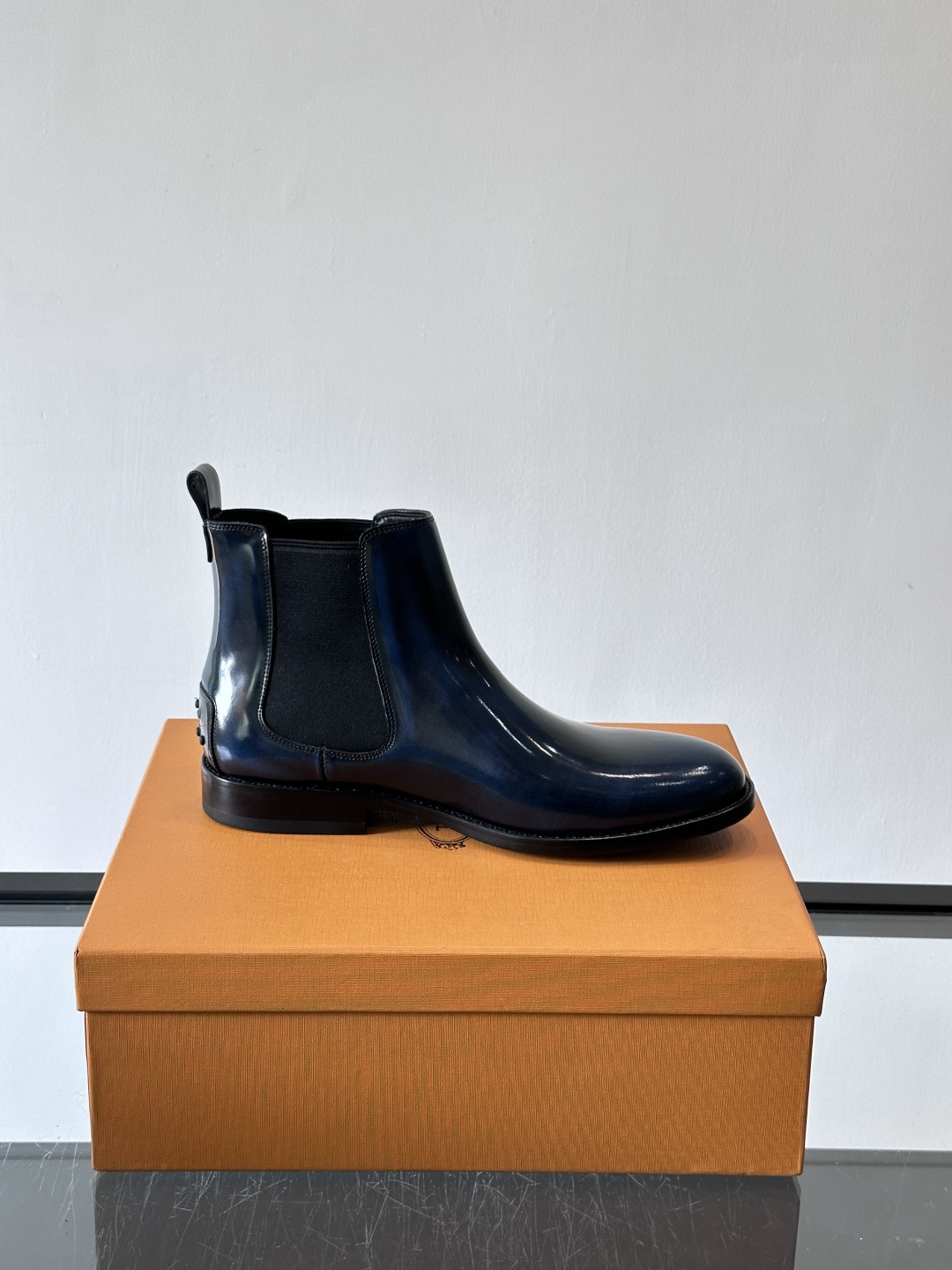 Tods男士马丁靴冬季男短靴！设计穿脱无忧！本款靴子以小牛皮制成是意大利进口皮胚弹性十足不易变形！点缀T