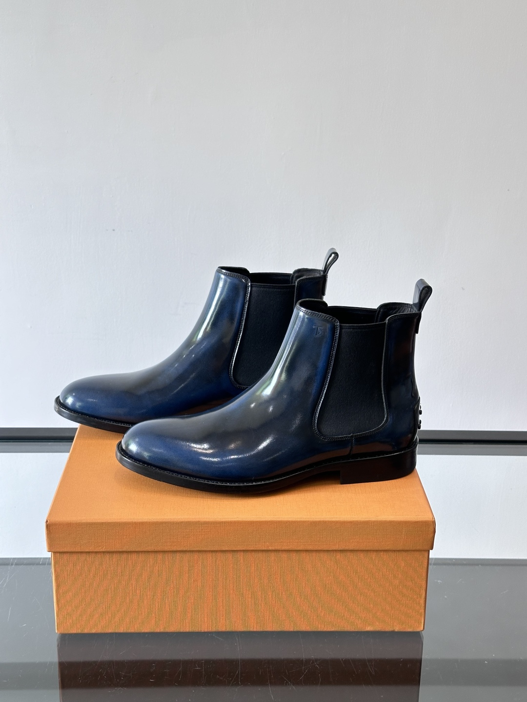 Tods男士马丁靴冬季男短靴！设计穿脱无忧！本款靴子以小牛皮制成是意大利进口皮胚弹性十足不易变形！点缀T