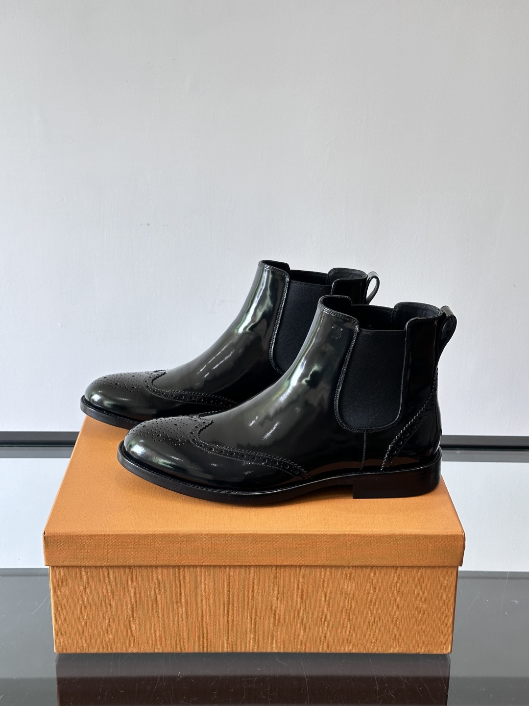 Tods男士马丁靴冬季男短靴！设计穿脱无忧！本款靴子以小牛皮制成是意大利进口皮胚弹性十足不易变形！点缀T