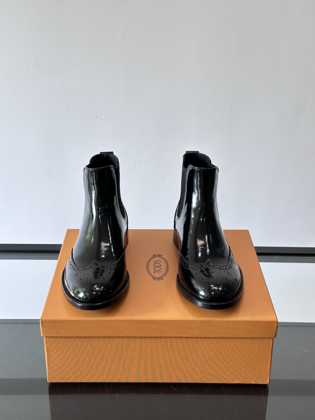 Tods男士马丁靴冬季男短靴！设计穿脱无忧！本款靴子以小牛皮制成是意大利进口皮胚弹性十足不易变形！点缀T