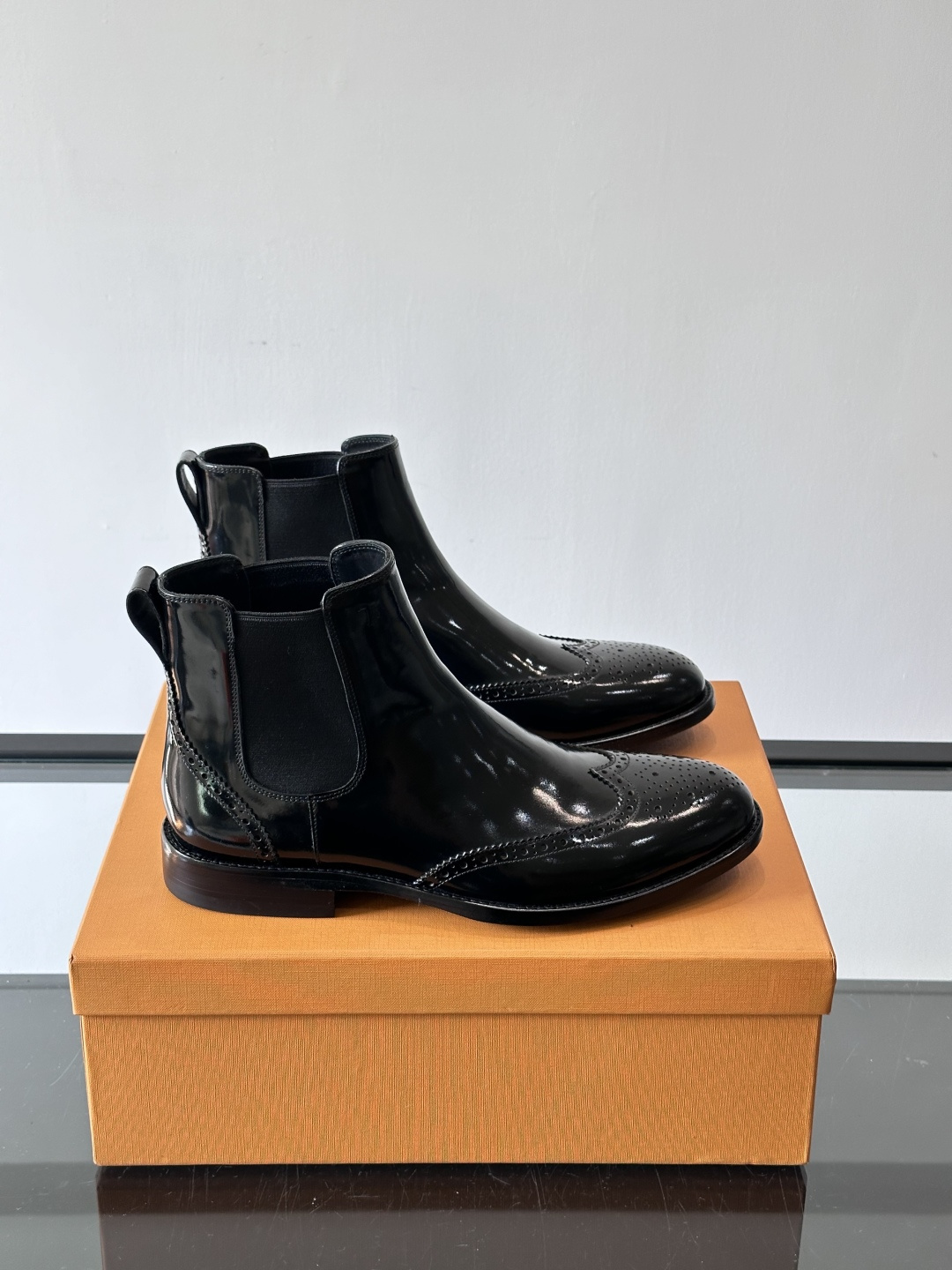 Tods男士马丁靴冬季男短靴！设计穿脱无忧！本款靴子以小牛皮制成是意大利进口皮胚弹性十足不易变形！点缀T