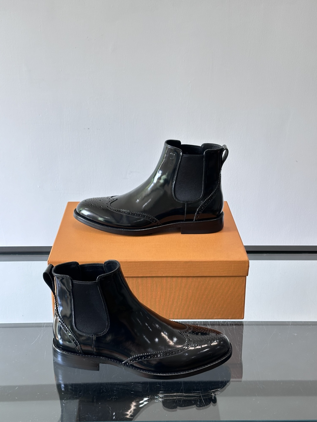 Tods男士马丁靴冬季男短靴！设计穿脱无忧！本款靴子以小牛皮制成是意大利进口皮胚弹性十足不易变形！点缀T