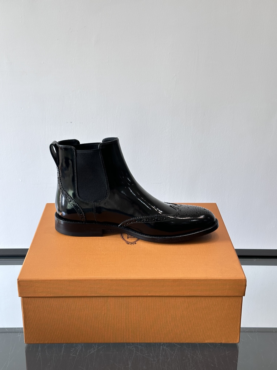 Tods男士马丁靴冬季男短靴！设计穿脱无忧！本款靴子以小牛皮制成是意大利进口皮胚弹性十足不易变形！点缀T