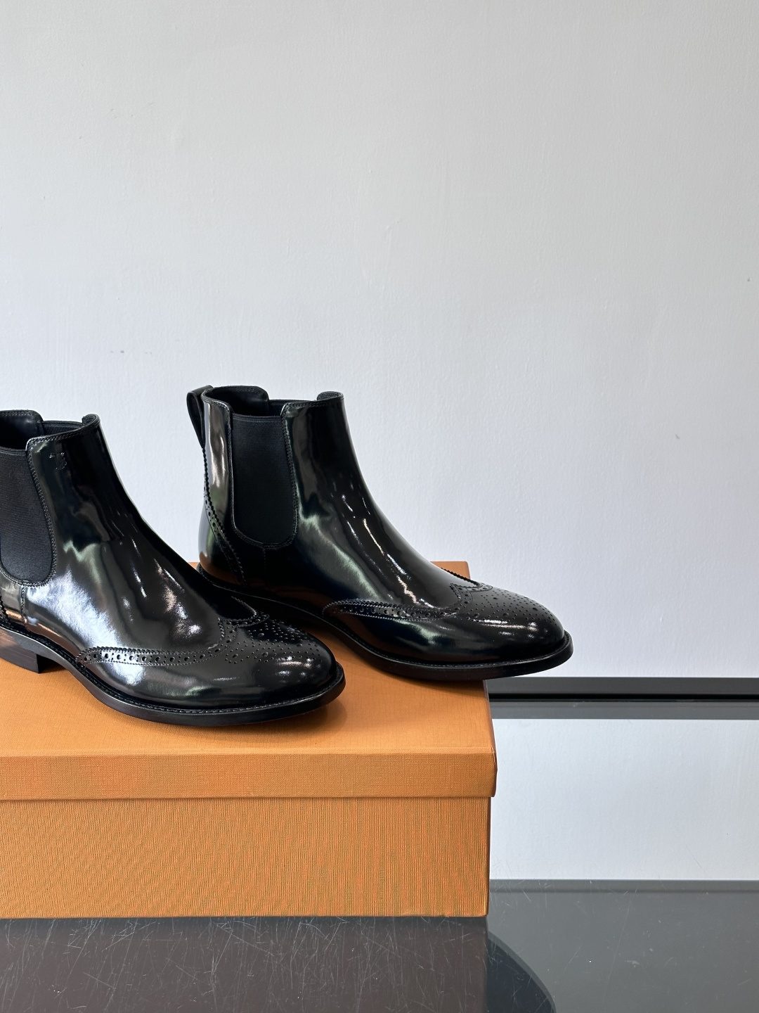 Tods男士马丁靴冬季男短靴！设计穿脱无忧！本款靴子以小牛皮制成是意大利进口皮胚弹性十足不易变形！点缀T