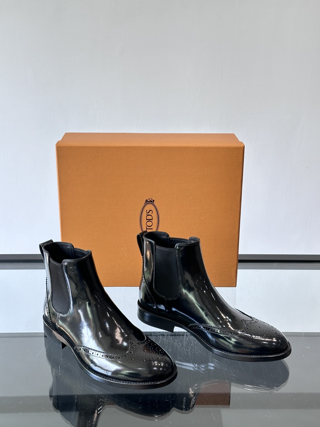 Tods男士马丁靴冬季男短靴！设计穿脱无忧！本款靴子以小牛皮制成是意大利进口皮胚弹性十足不易变形！点缀T