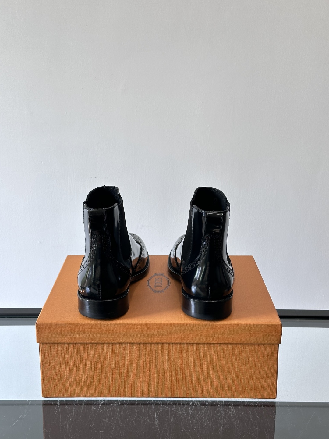 Tods男士马丁靴冬季男短靴！设计穿脱无忧！本款靴子以小牛皮制成是意大利进口皮胚弹性十足不易变形！点缀T