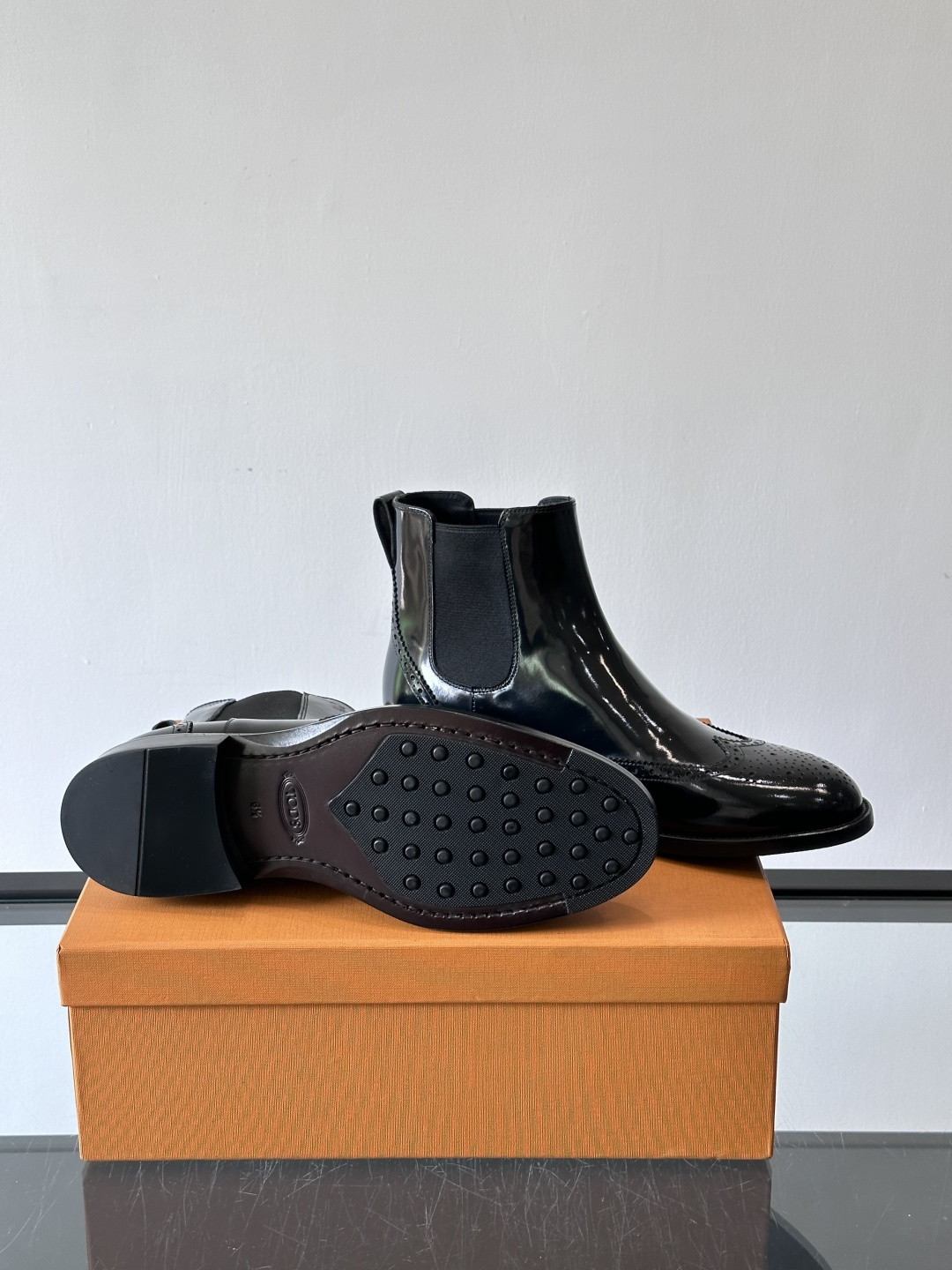 Tods男士马丁靴冬季男短靴！设计穿脱无忧！本款靴子以小牛皮制成是意大利进口皮胚弹性十足不易变形！点缀T