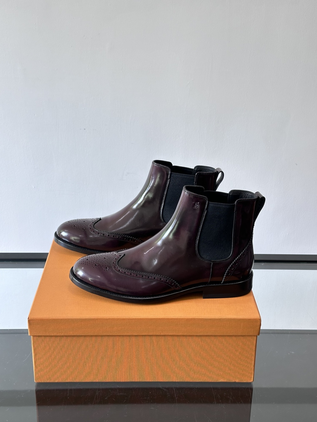 Tods男士马丁靴冬季男短靴！设计穿脱无忧！本款靴子以小牛皮制成是意大利进口皮胚弹性十足不易变形！点缀T