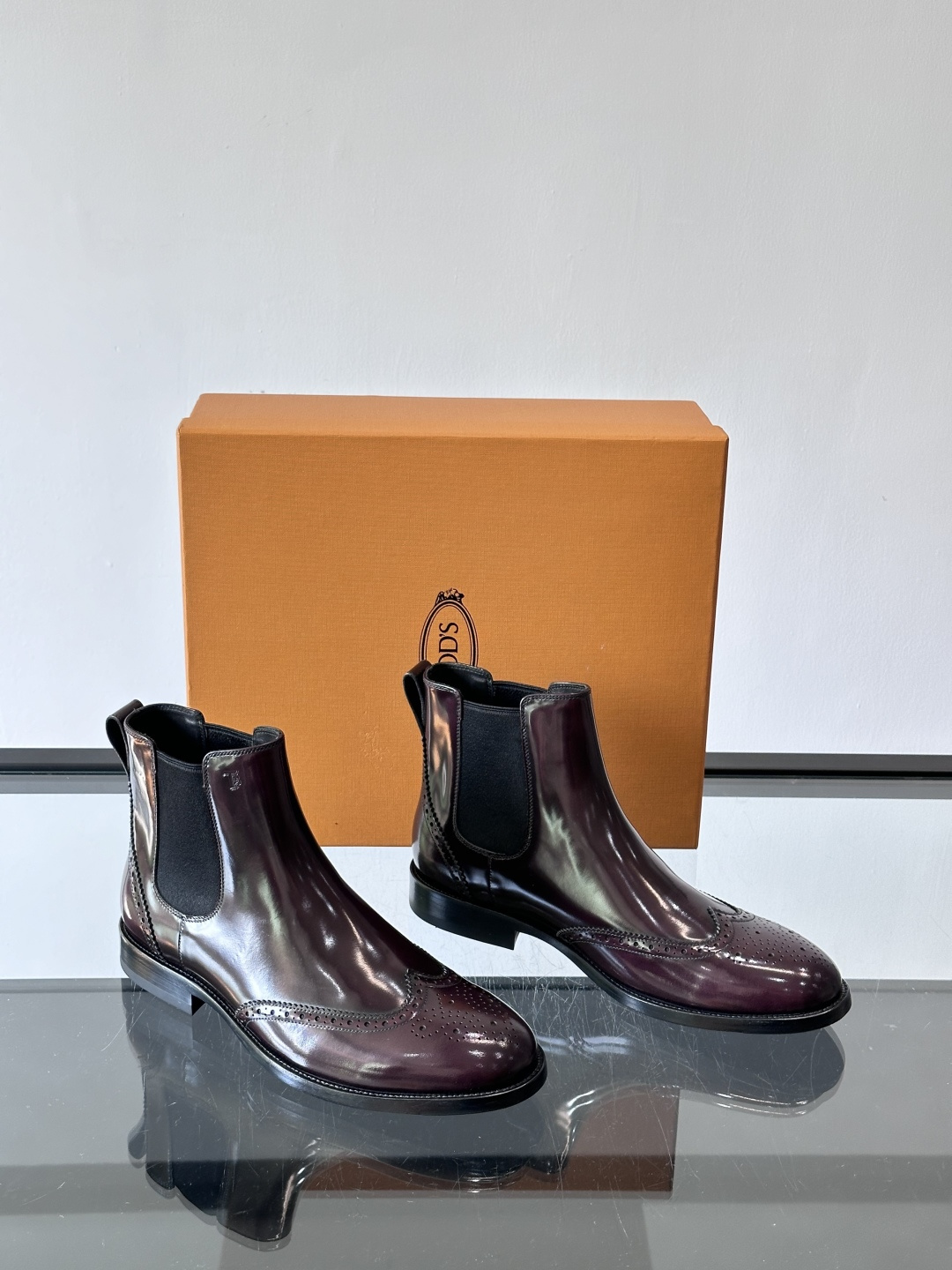 Tods男士马丁靴冬季男短靴！设计穿脱无忧！本款靴子以小牛皮制成是意大利进口皮胚弹性十足不易变形！点缀T