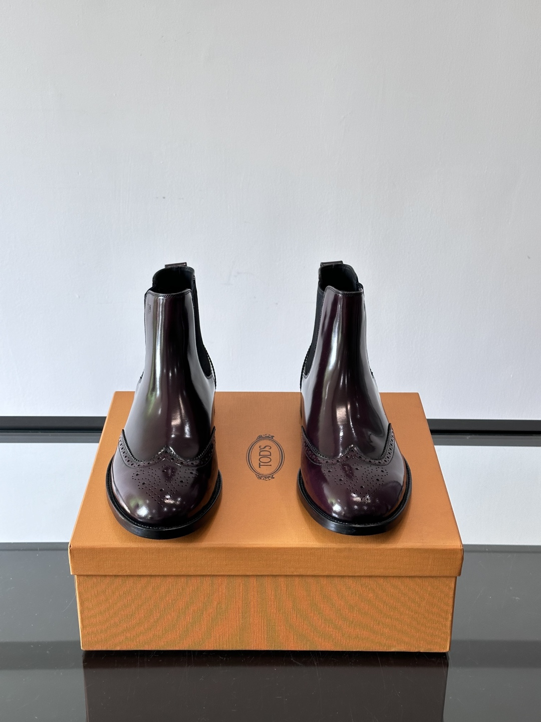 Tods男士马丁靴冬季男短靴！设计穿脱无忧！本款靴子以小牛皮制成是意大利进口皮胚弹性十足不易变形！点缀T