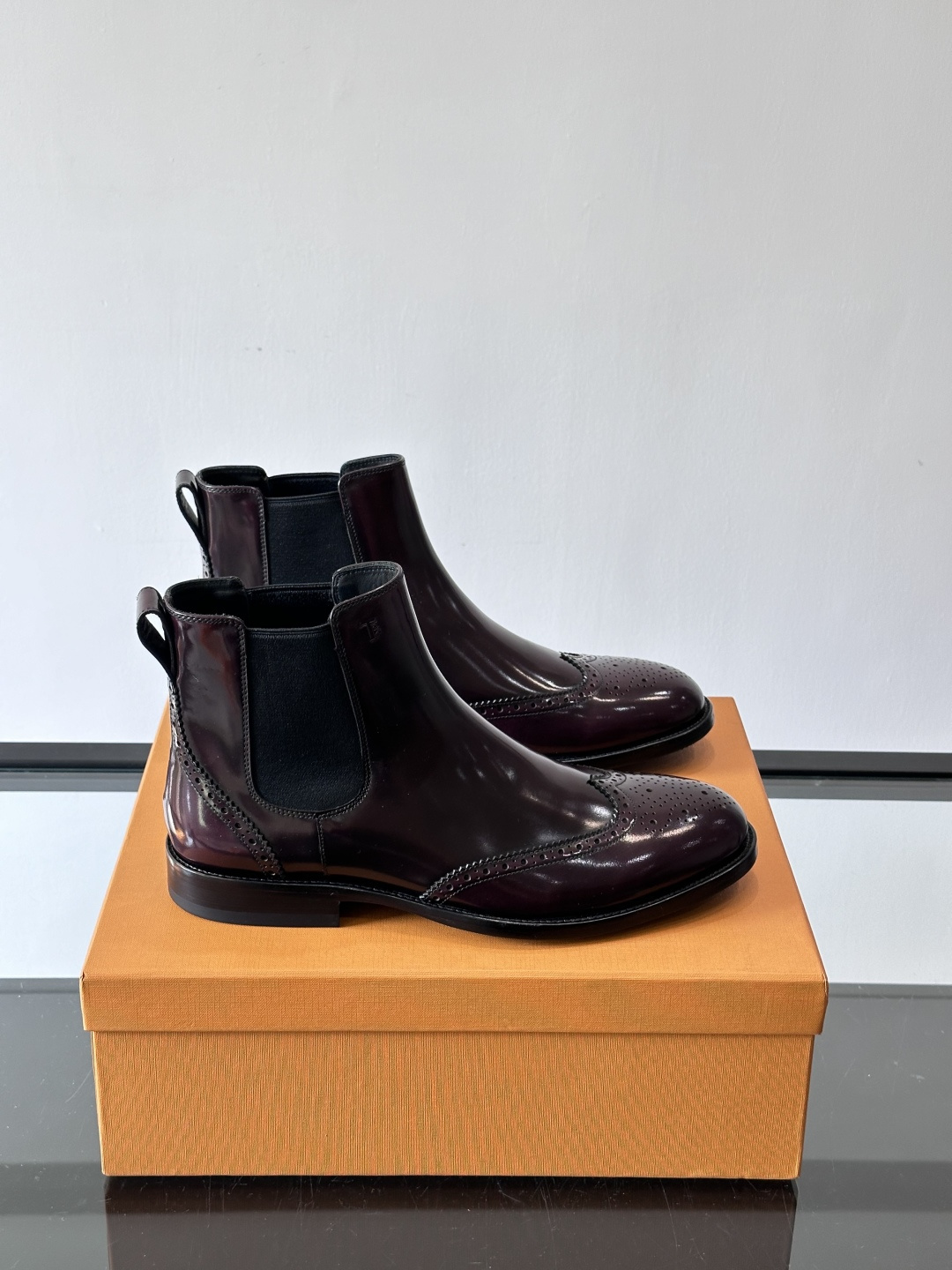 Tods男士马丁靴冬季男短靴！设计穿脱无忧！本款靴子以小牛皮制成是意大利进口皮胚弹性十足不易变形！点缀T