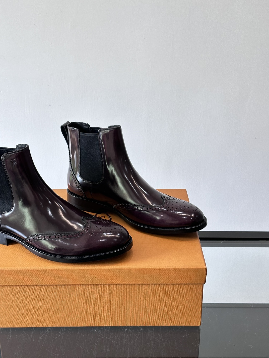 Tods男士马丁靴冬季男短靴！设计穿脱无忧！本款靴子以小牛皮制成是意大利进口皮胚弹性十足不易变形！点缀T