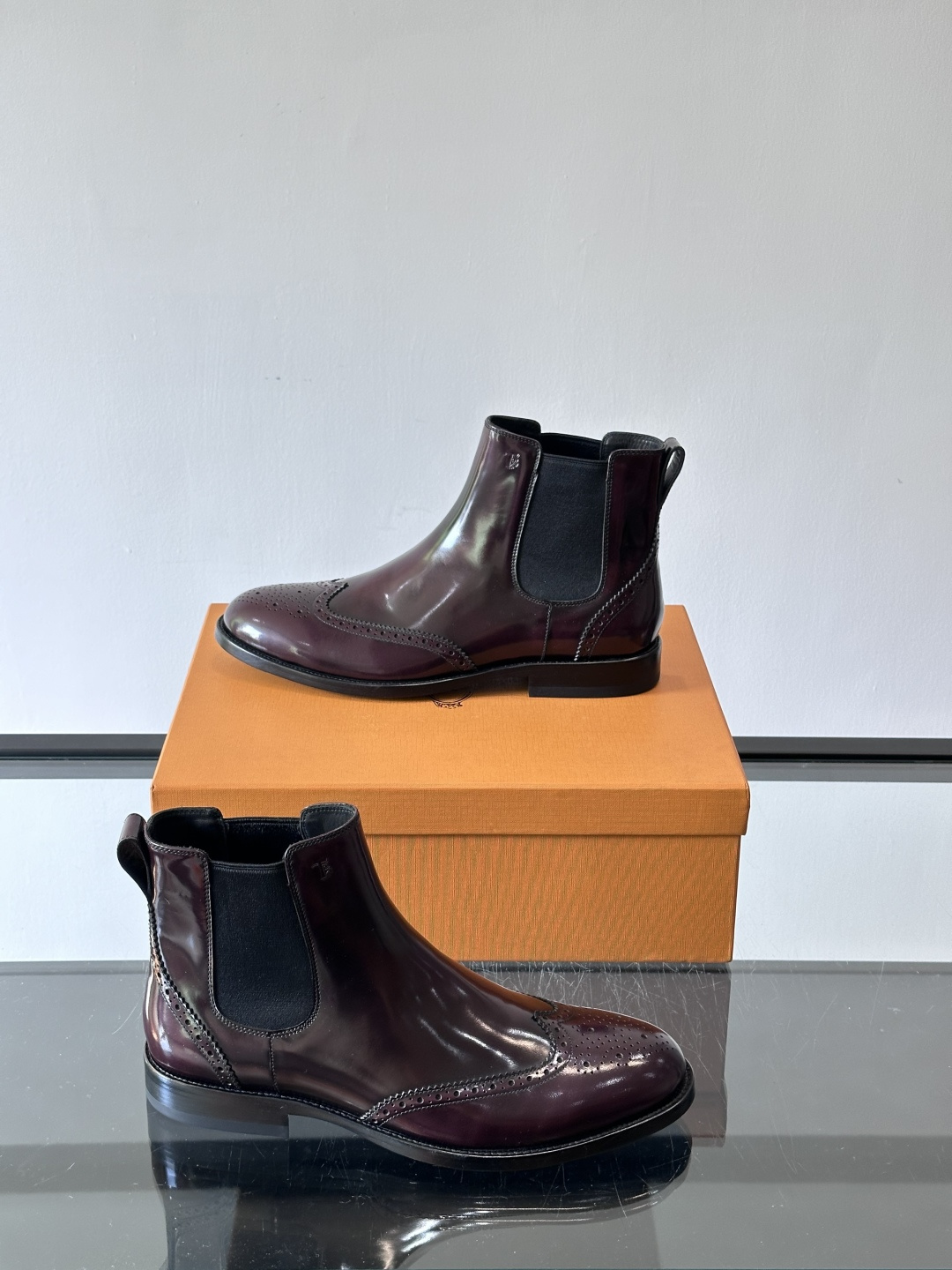 Tods男士马丁靴冬季男短靴！设计穿脱无忧！本款靴子以小牛皮制成是意大利进口皮胚弹性十足不易变形！点缀T