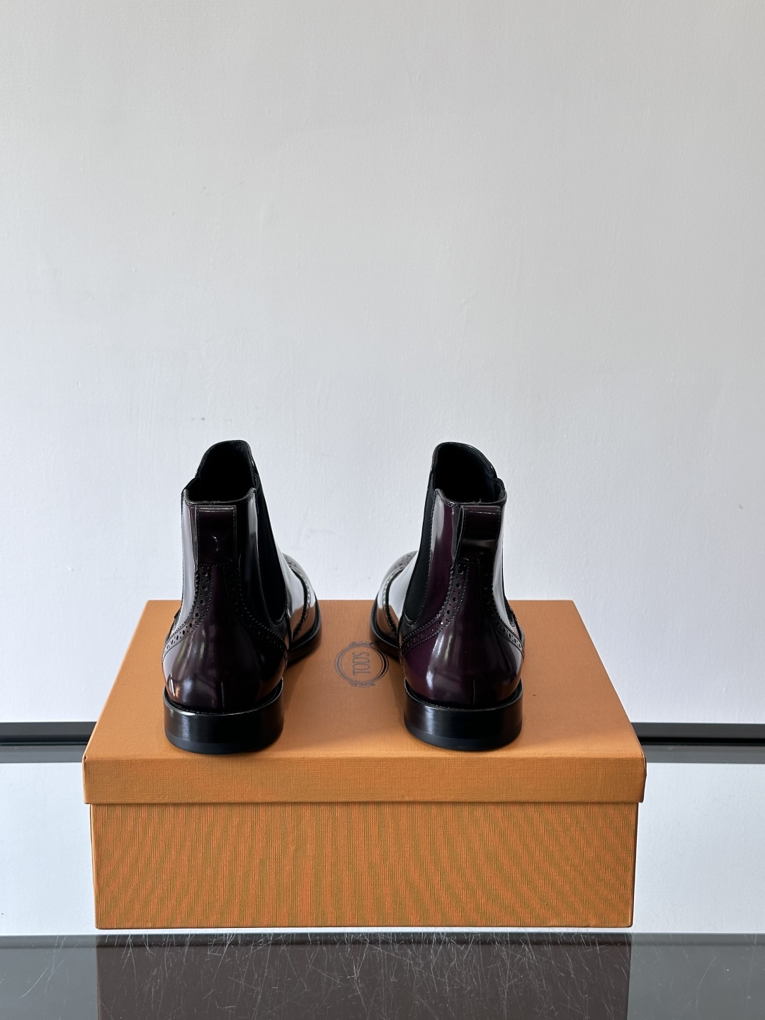 Tods男士马丁靴冬季男短靴！设计穿脱无忧！本款靴子以小牛皮制成是意大利进口皮胚弹性十足不易变形！点缀T