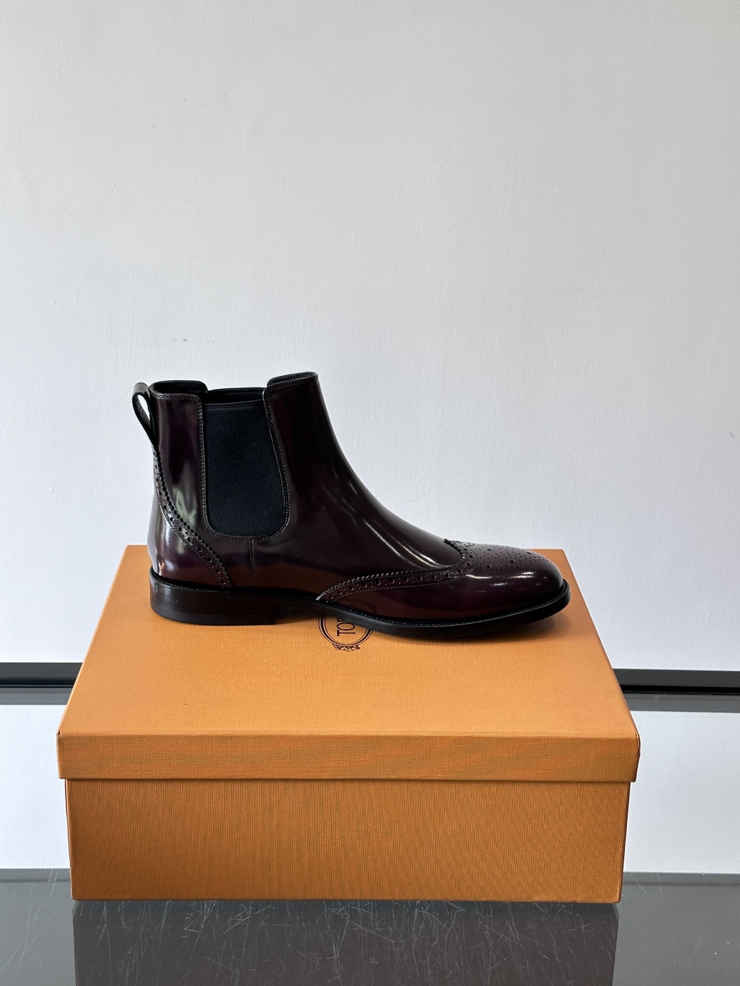 Tods男士马丁靴冬季男短靴！设计穿脱无忧！本款靴子以小牛皮制成是意大利进口皮胚弹性十足不易变形！点缀T