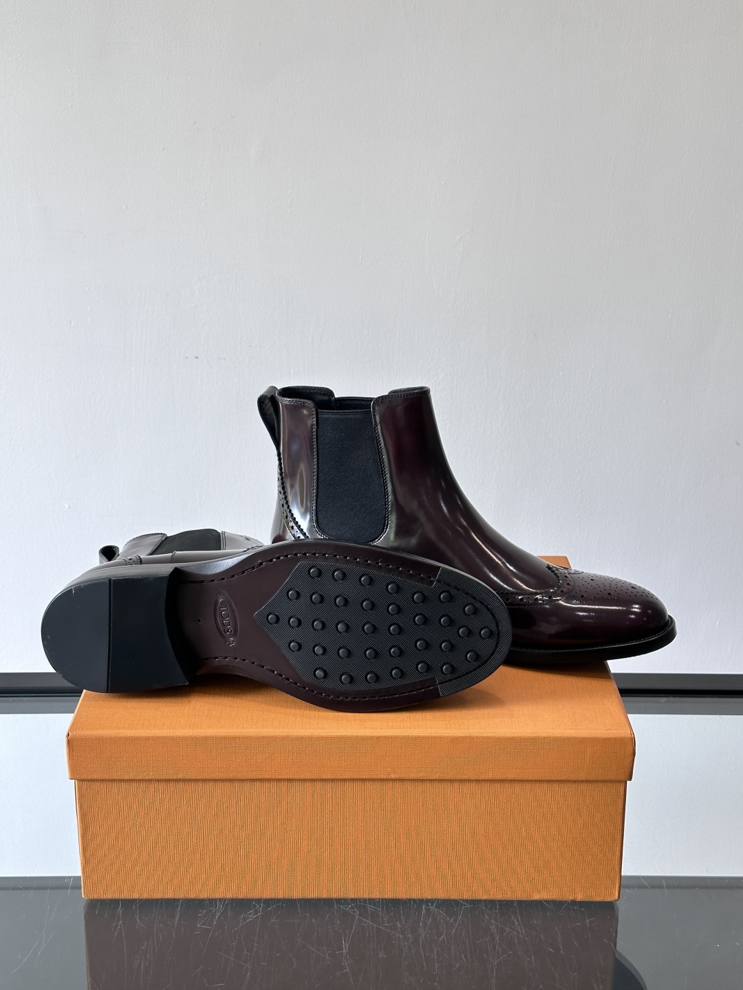 Tods男士马丁靴冬季男短靴！设计穿脱无忧！本款靴子以小牛皮制成是意大利进口皮胚弹性十足不易变形！点缀T