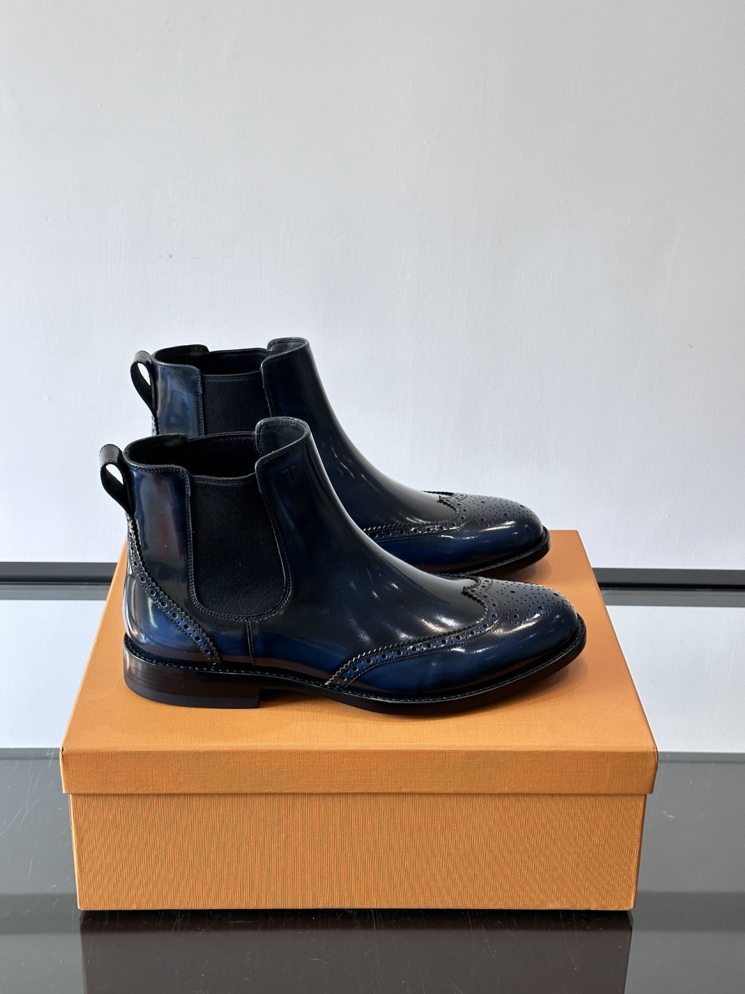 NO:552939,Tods men's Martin boots winter men's short boots!  Designed to be easy to put on and take off!  These boots are made of calfskin, which is imported from Italy and is very elastic and not easily deformed!  Decorated with Tods letters. The lining is made of calfskin, which has strong sweat absorption and breathability, and the cowhide foot pads. The rubber sole is light and comfortable, and the outsole is equipped with raised rubber beans, which are non-slip, stable, and light and shock-absorbing!  Trimmed with leather, exquisite craftsmanship!  Looks full of ingenuity. ,size39-44 (customized at 38.45), TOD’S men’s boots,Tod’s,boots,cowhide19860909Tods男士马丁靴冬季男短靴！设计穿脱无忧！本款靴子以小牛皮制成是意大利进口皮胚弹性十足不易变形！点缀Tods字母.内里是小牛皮,吸汗透气性强,牛皮垫脚.橡胶鞋底轻便舒适,外底设有凸起橡胶豆豆,防滑平稳,轻便减震！以皮革嵌边,工艺精致！显得匠心十足. ,size39-44（38.45定制）,TOD‘S男靴,Tod's,boots,cowhide,Men's shoes