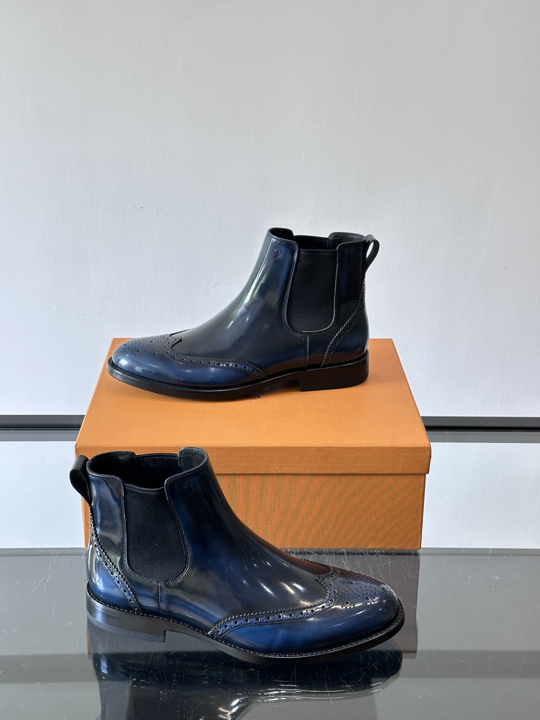 Tods男士马丁靴冬季男短靴！设计穿脱无忧！本款靴子以小牛皮制成是意大利进口皮胚弹性十足不易变形！点缀T