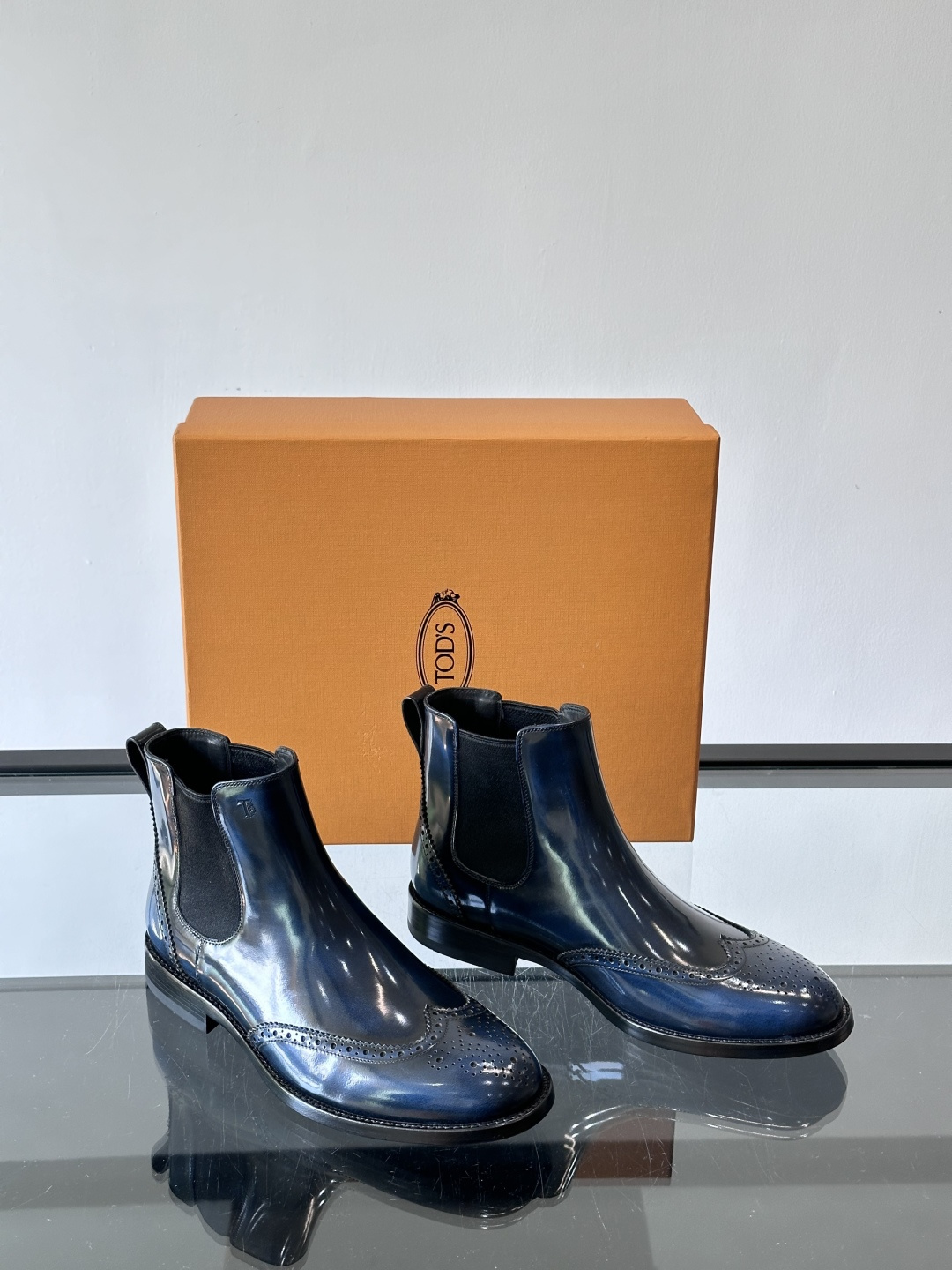 Tods男士马丁靴冬季男短靴！设计穿脱无忧！本款靴子以小牛皮制成是意大利进口皮胚弹性十足不易变形！点缀T