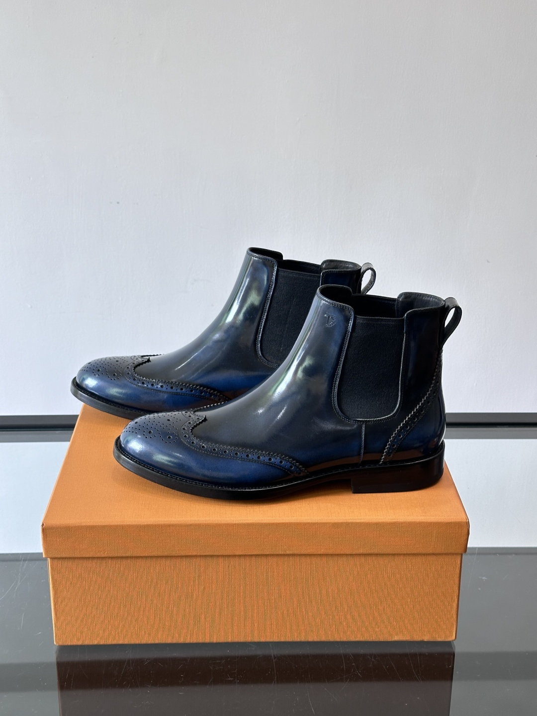 Tods男士马丁靴冬季男短靴！设计穿脱无忧！本款靴子以小牛皮制成是意大利进口皮胚弹性十足不易变形！点缀T