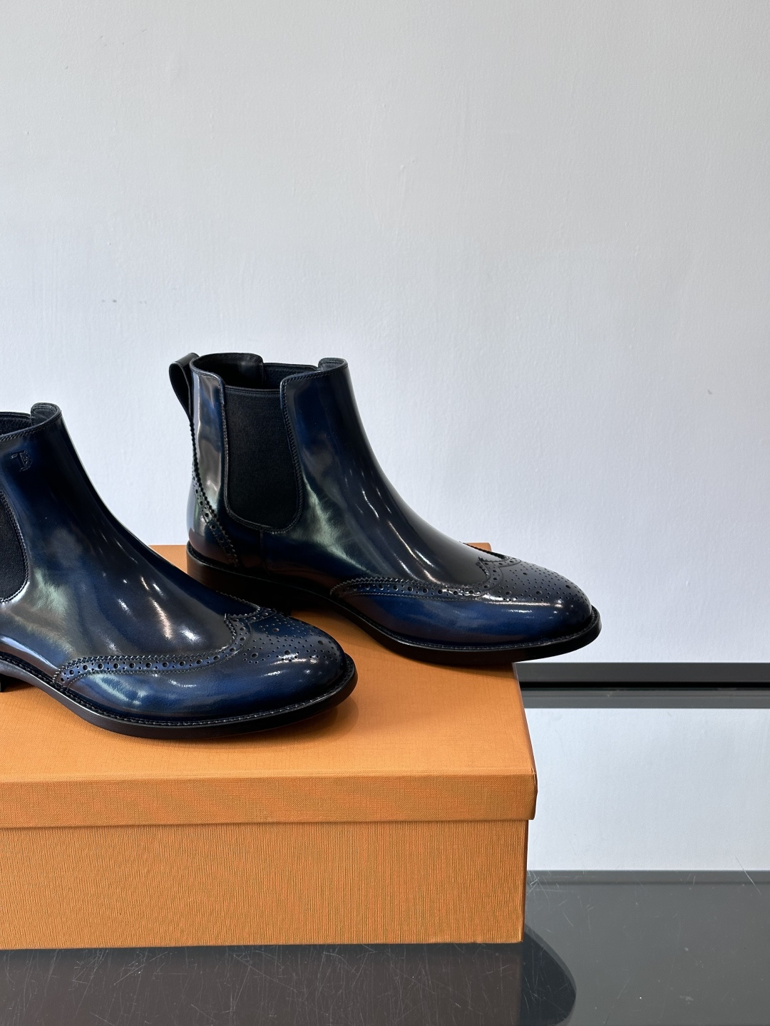 Tods男士马丁靴冬季男短靴！设计穿脱无忧！本款靴子以小牛皮制成是意大利进口皮胚弹性十足不易变形！点缀T