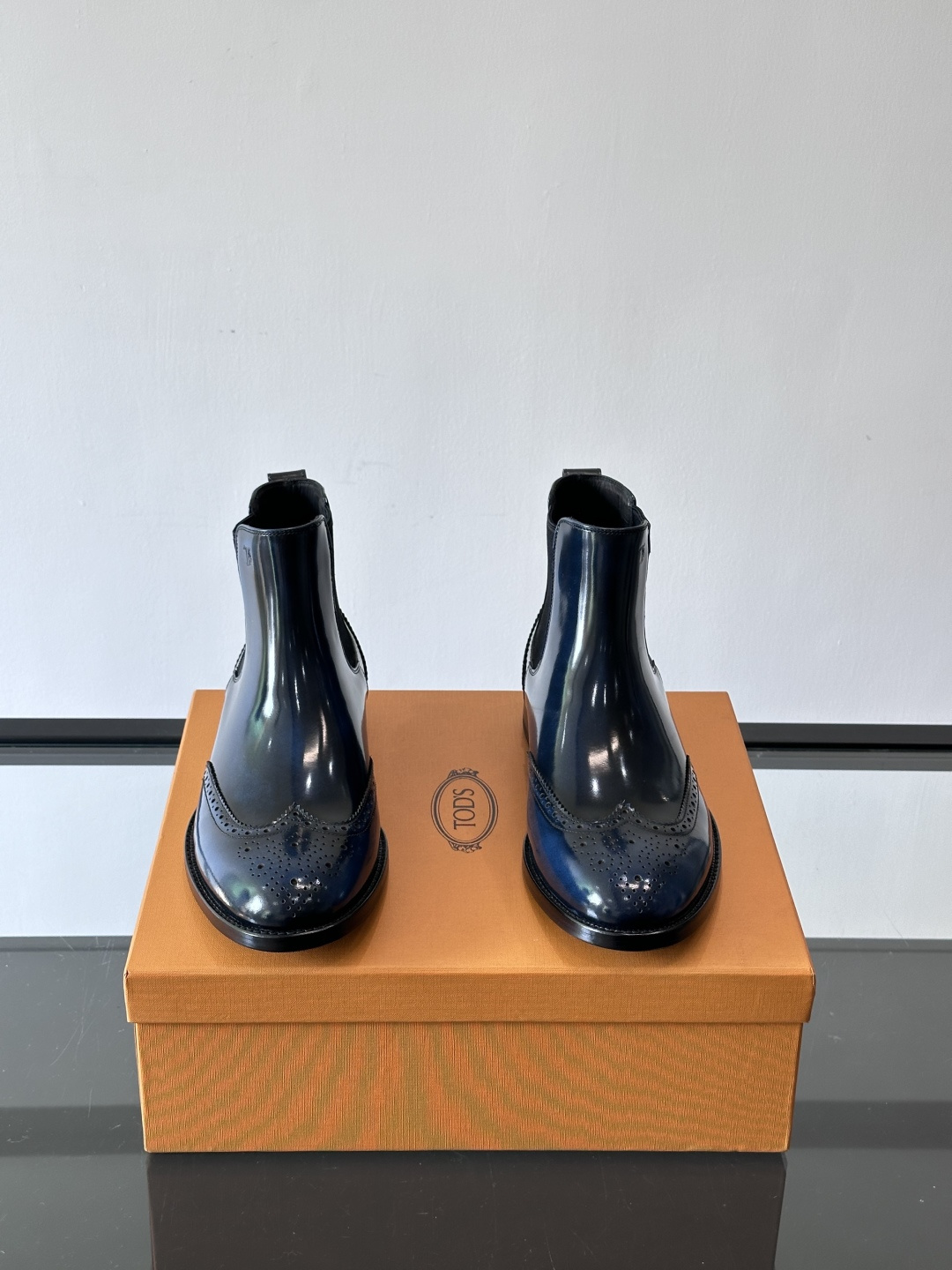 Tods男士马丁靴冬季男短靴！设计穿脱无忧！本款靴子以小牛皮制成是意大利进口皮胚弹性十足不易变形！点缀T