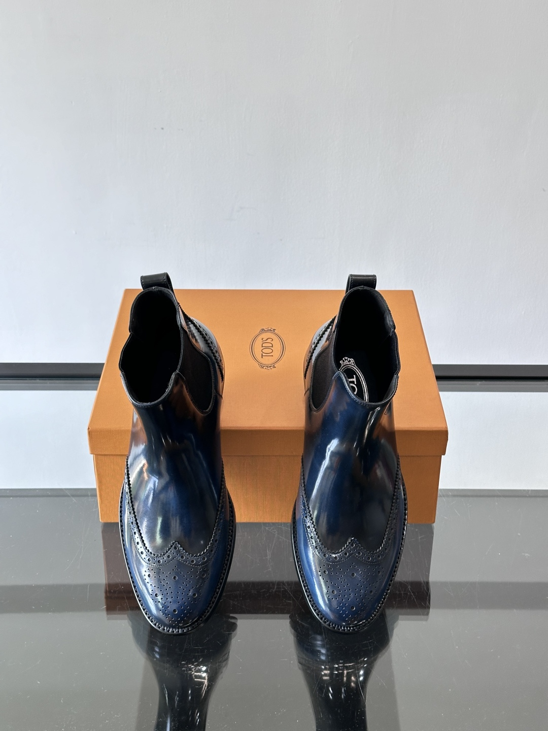 Tods男士马丁靴冬季男短靴！设计穿脱无忧！本款靴子以小牛皮制成是意大利进口皮胚弹性十足不易变形！点缀T