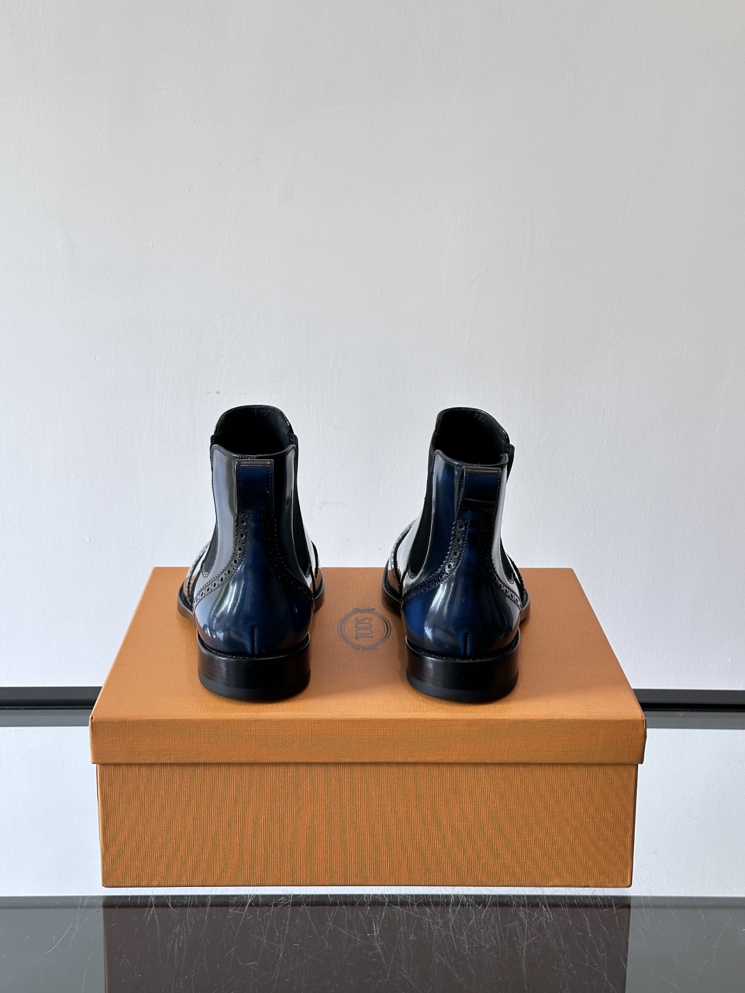 Tods男士马丁靴冬季男短靴！设计穿脱无忧！本款靴子以小牛皮制成是意大利进口皮胚弹性十足不易变形！点缀T