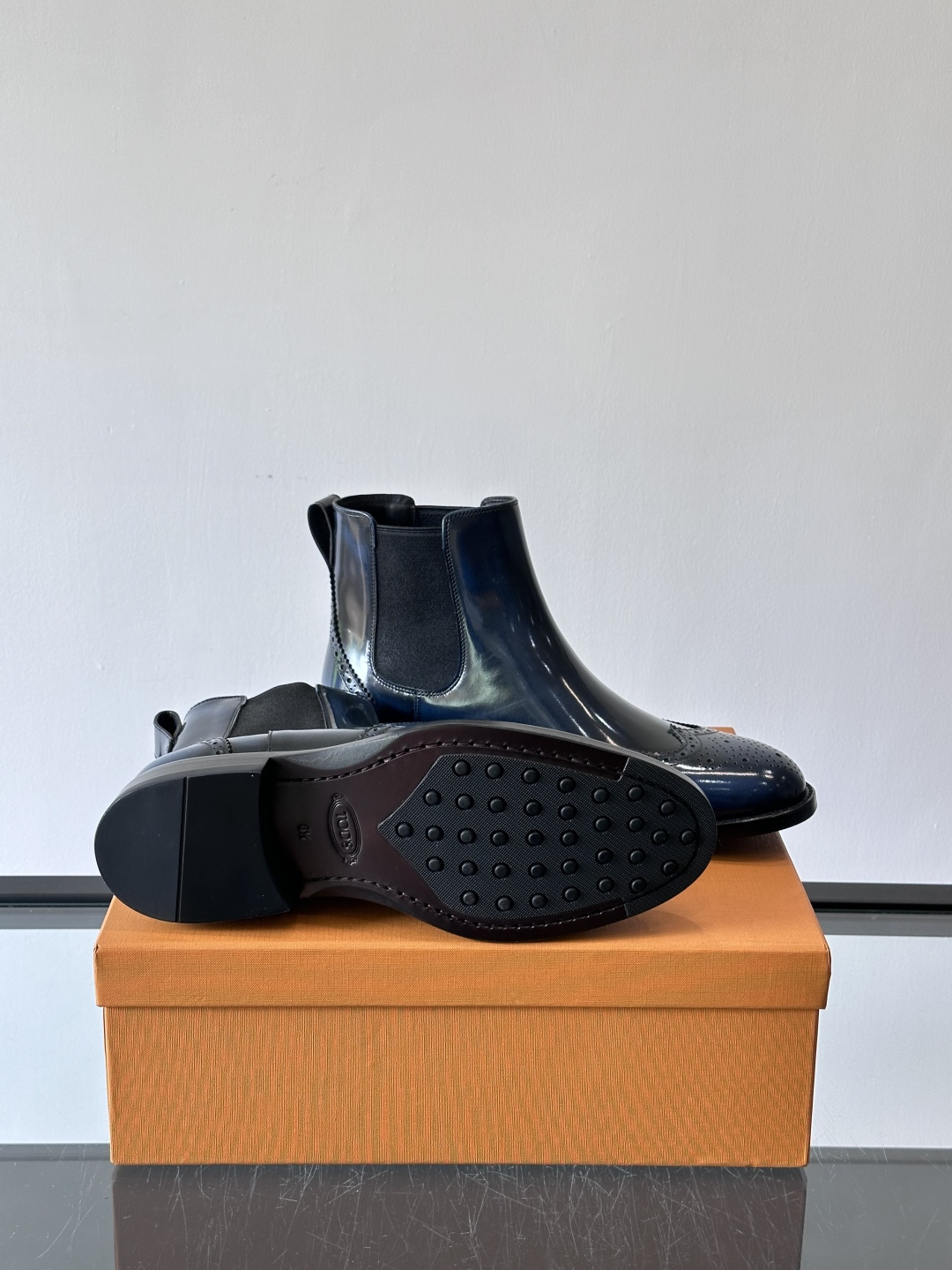 Tods男士马丁靴冬季男短靴！设计穿脱无忧！本款靴子以小牛皮制成是意大利进口皮胚弹性十足不易变形！点缀T