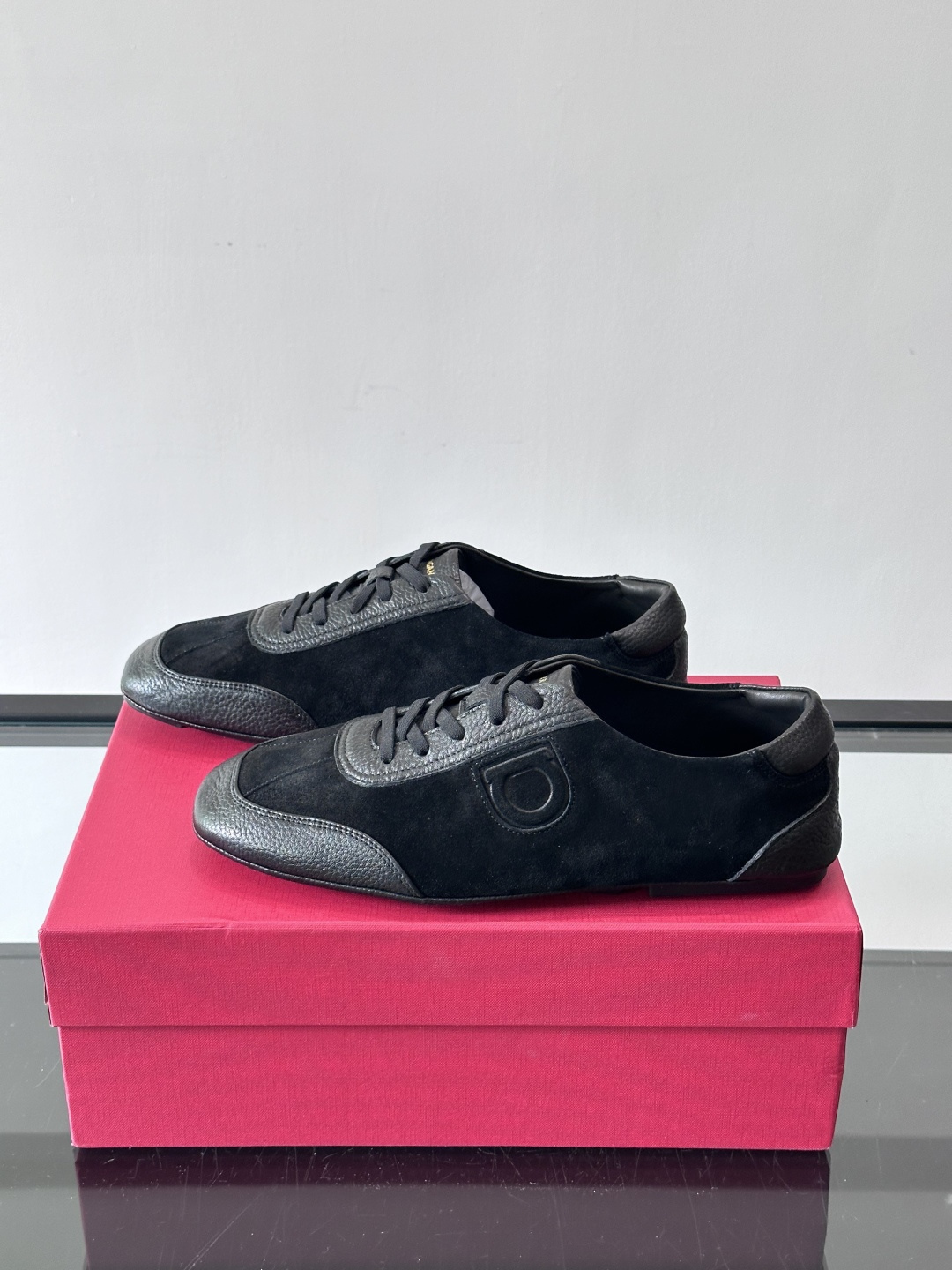 Ferragamo/菲拉格慕 新款男士休闲鞋，这款低帮休闲鞋鞋面选用进口牛皮面料。其灵感源自九十年代篮球