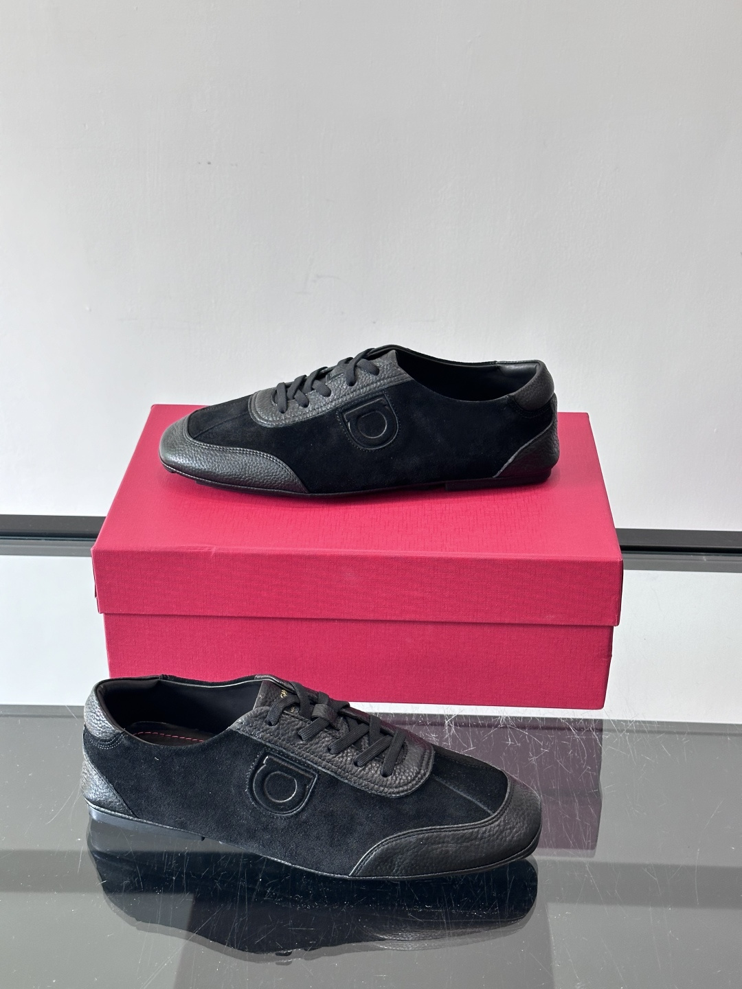 Ferragamo/菲拉格慕 新款男士休闲鞋，这款低帮休闲鞋鞋面选用进口牛皮面料。其灵感源自九十年代篮球